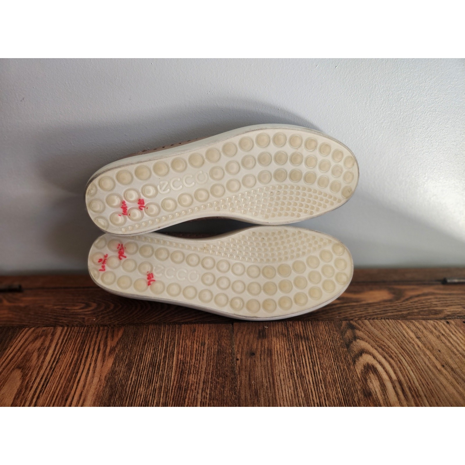 ECCO Women’s Soft 7 Laser Cut Slip on Sneakers Champagne Metallic Finish Sz 9
