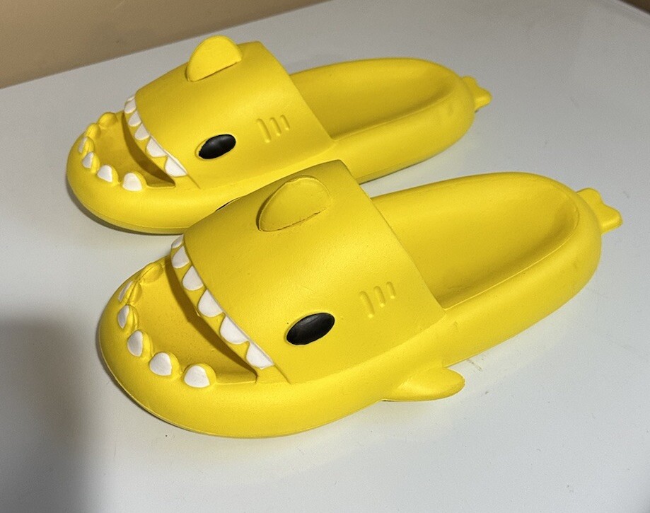 Shark Slippers Sandals Flip-Flops * YELLOW *US 9-1/2 ( 42/ 43 ) Unisex *NEW