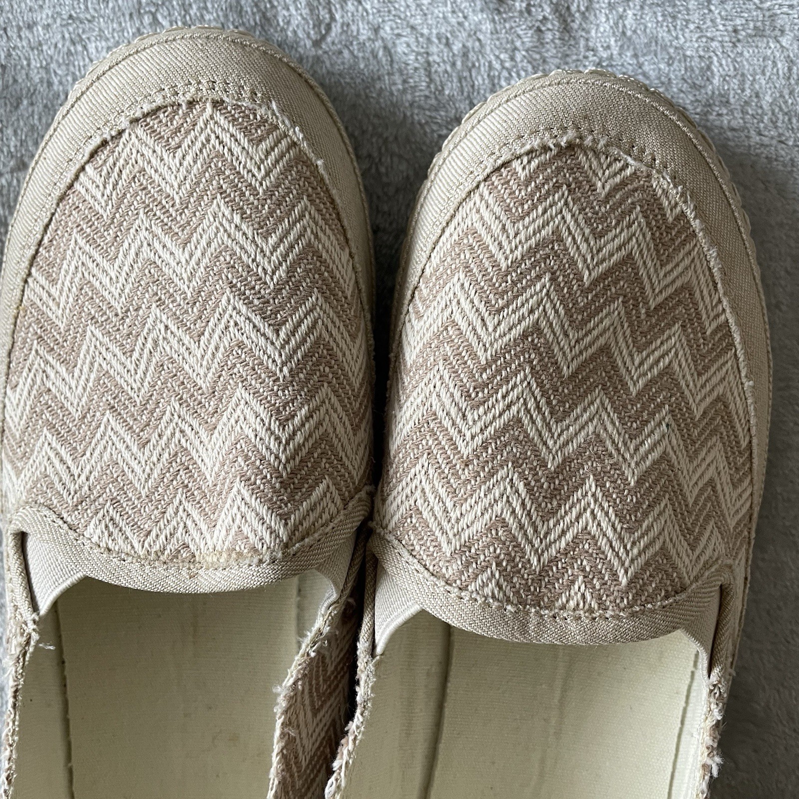 Rocket Dog Women’s Size 5 Chevron Canvas Slip On Sneakers Beige Casual Shoes