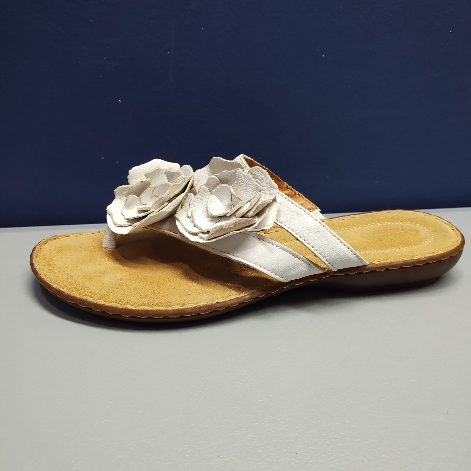 Clarks Artisan Brisk Dahlia Flip Flops Women 9M Tan White Floral Leather Slip On