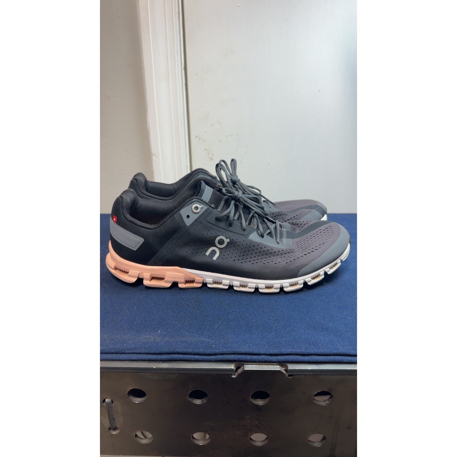 On Running| Cloudflow Womens Black/Coral Running Shoes | Size 9