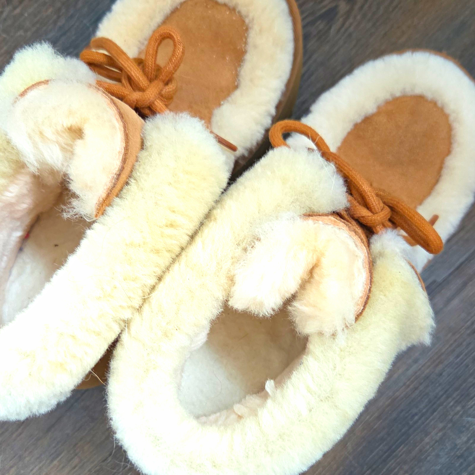 UGG Women’s Suede Shearling Lined Moccasin Slippers Bow Slip-On Beige US 7