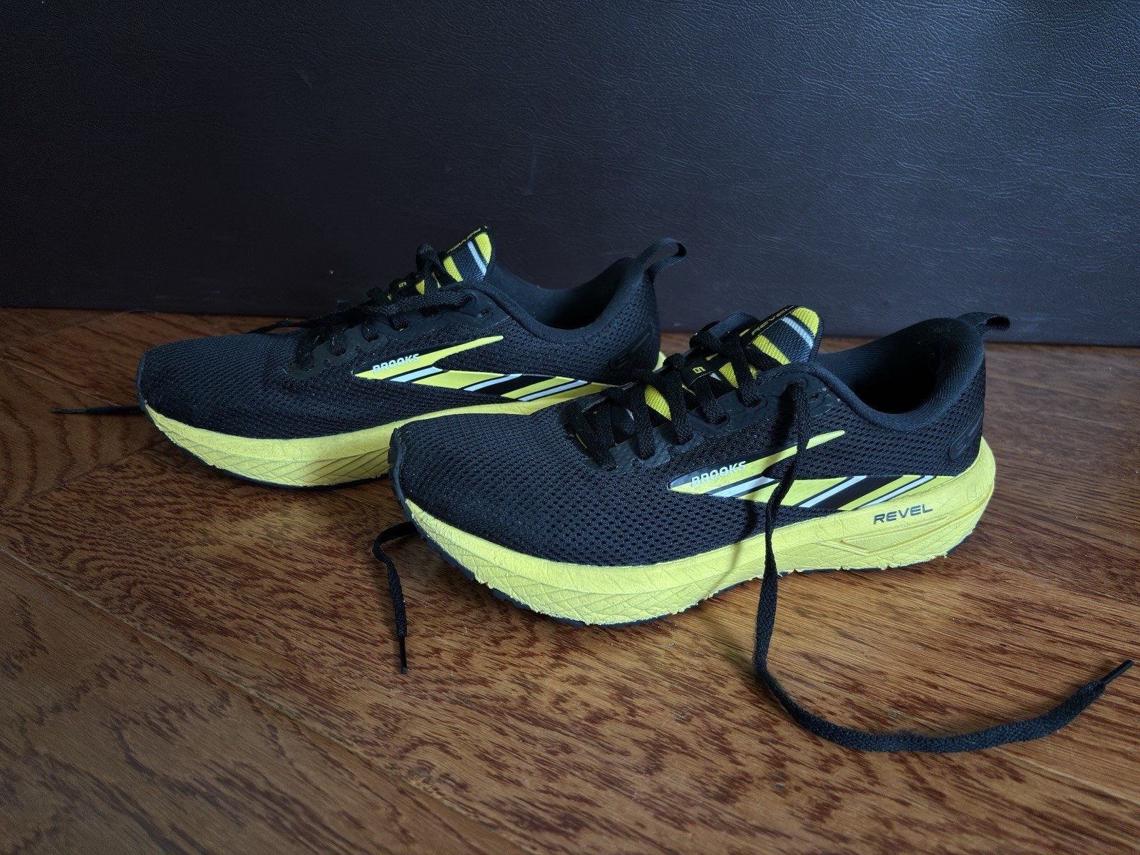 Brooks Revel 6 Women’s Size 8.5 Black Yellow Pittsburg Running Shoes
