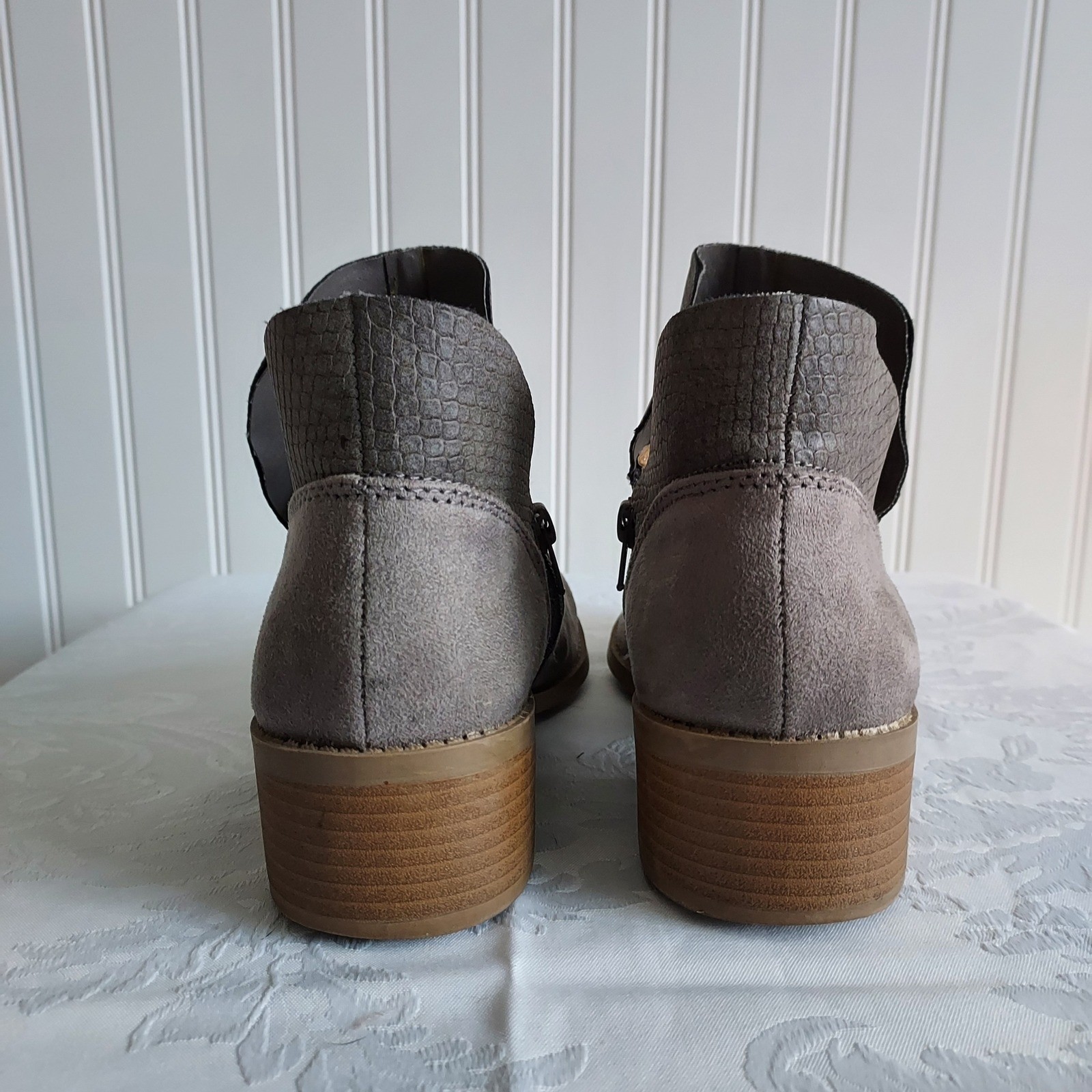 American Eagle 8 Ankle Boots Bootie Gray Leather Suede Faux Snakeskin Trim Split