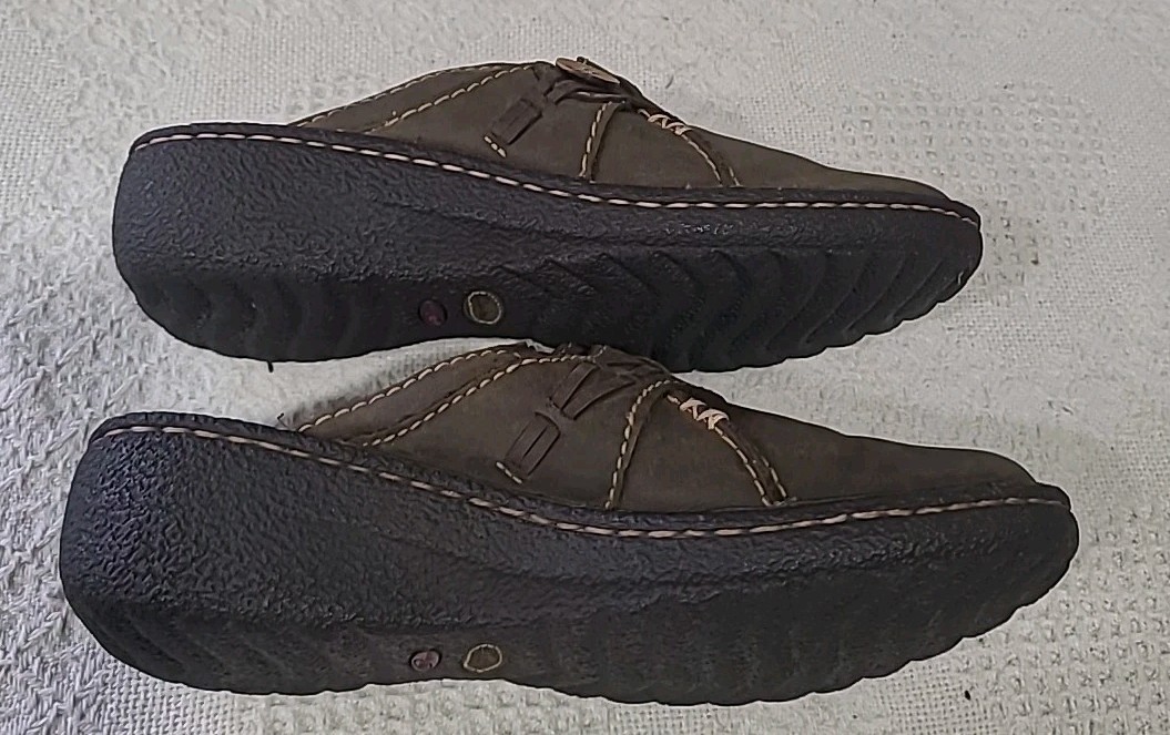 Clarks Artisan Brown Leather SlipOn Stiched Button detail Mules Clogs Boho 8.5M