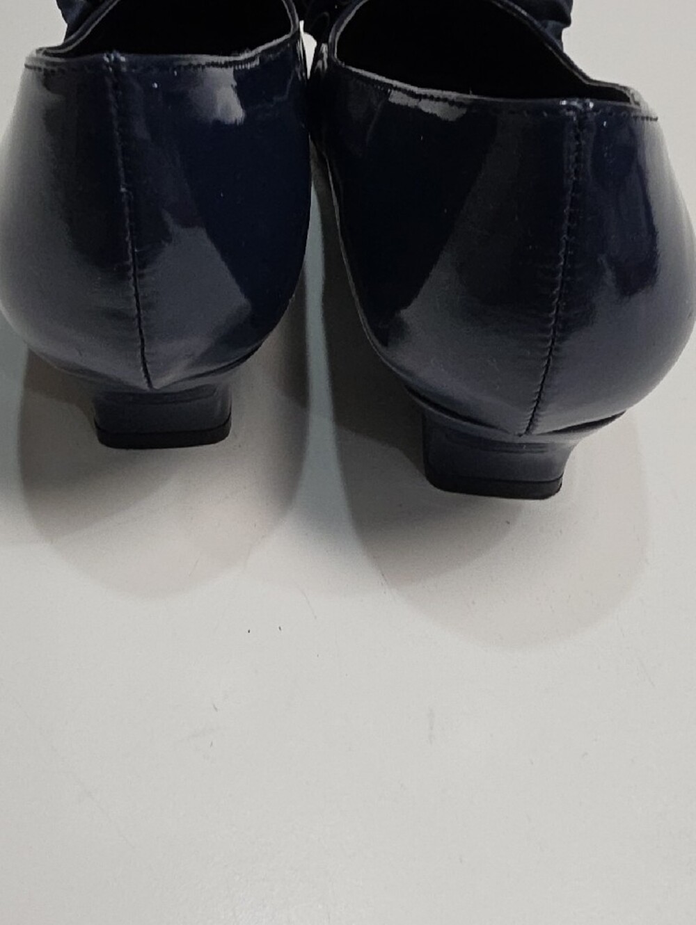 Valley Lane Navy Blue Patent Leather Pumps with Ribbon Bow – Sixe 7WW