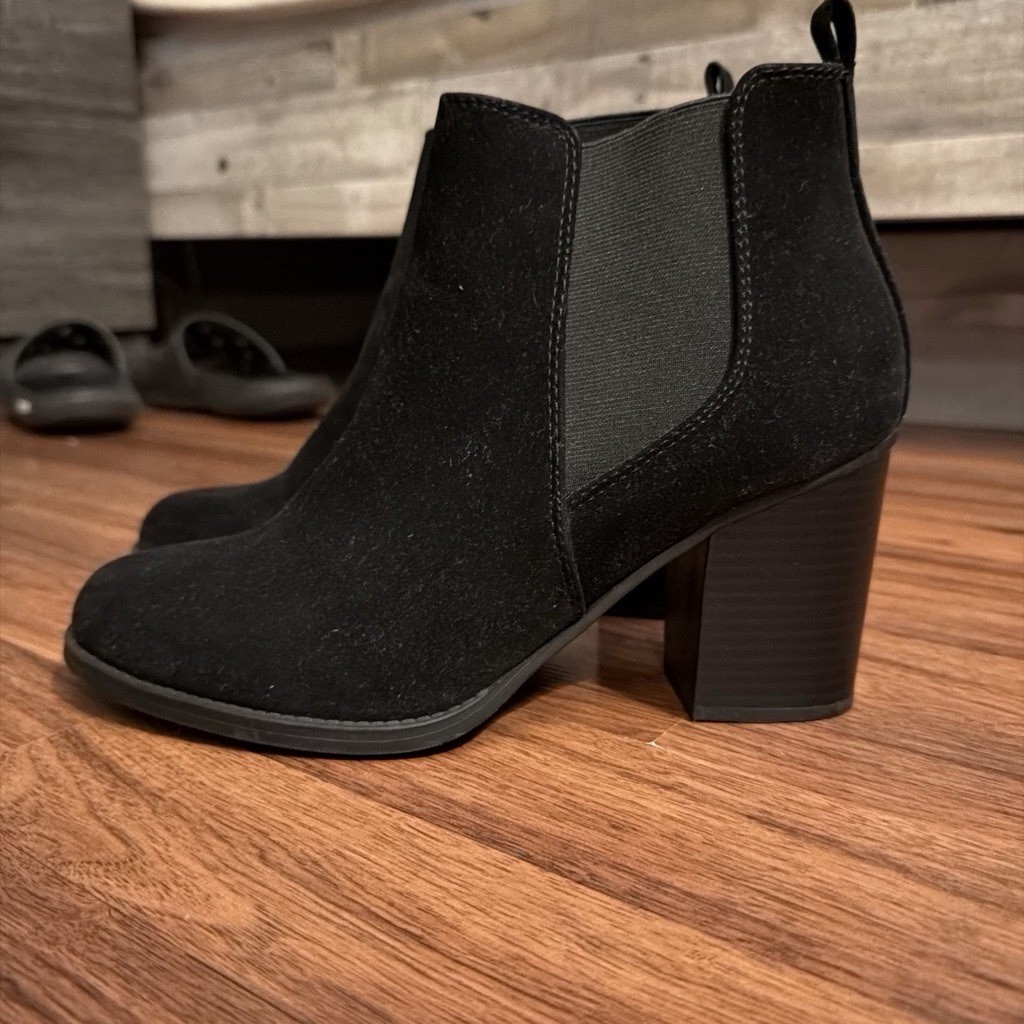 A.N.A. Women’s Black Suede Chelsea Ankle Boots Round Toe Pull-On Comfort sz 9