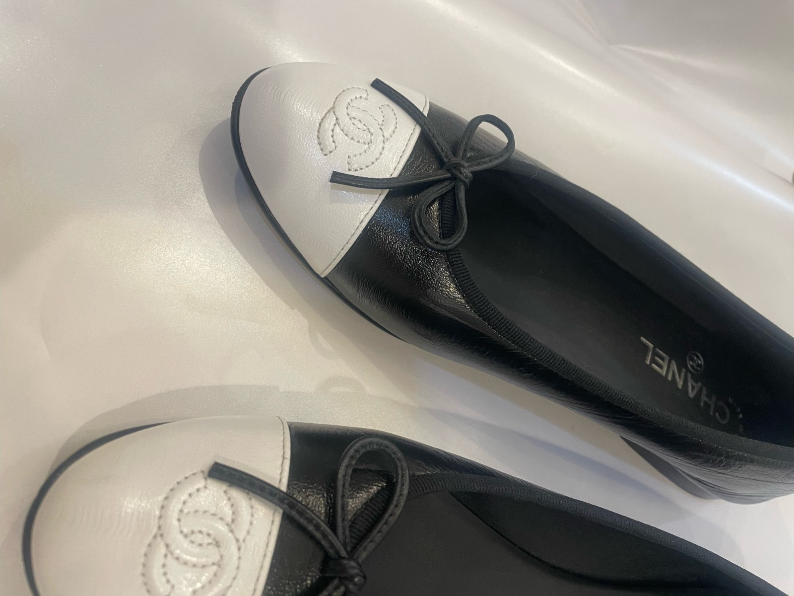 CHANEL SS26 Crumpled Shiny Lambskin Leather with White Cap Toe Ballet Flat 41.5