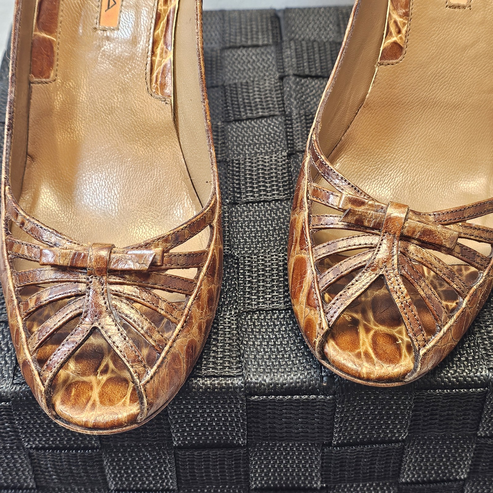 Via Spiga Embossed Leather Peep Toe Strap Criss-Cross Vamp Mob Stiletto 7M Italy