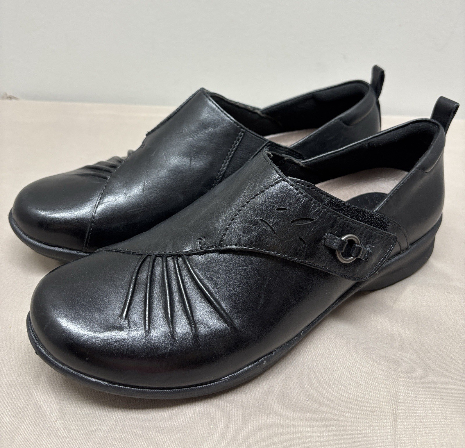 Earth Shoes Amity Slip On Round Toe Black Leather Comfort Loafer 8.5 D Wide