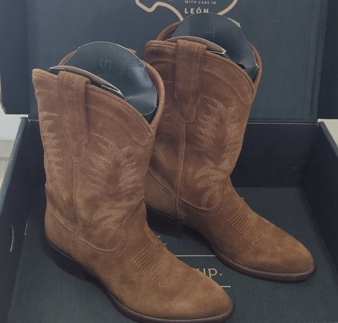 Tecova Suede Boots 6.5 (Josie) Brown