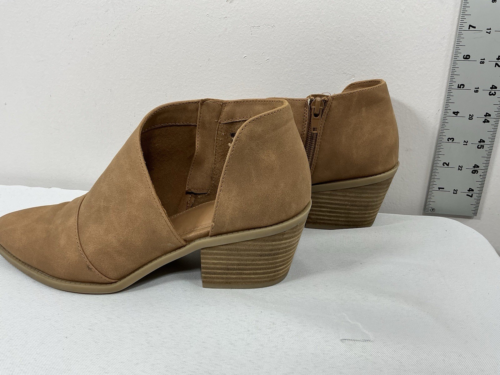 Womans Excellent Condition DV Block Heel Booties 8.5 Tan Side Zip Side Cut Outs