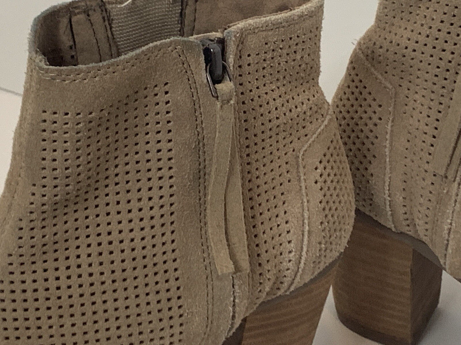 TOMS «Majorca» Perforated Peep Toe Ankle Boots Womens Size 8.5 Tan, Side Zipper
