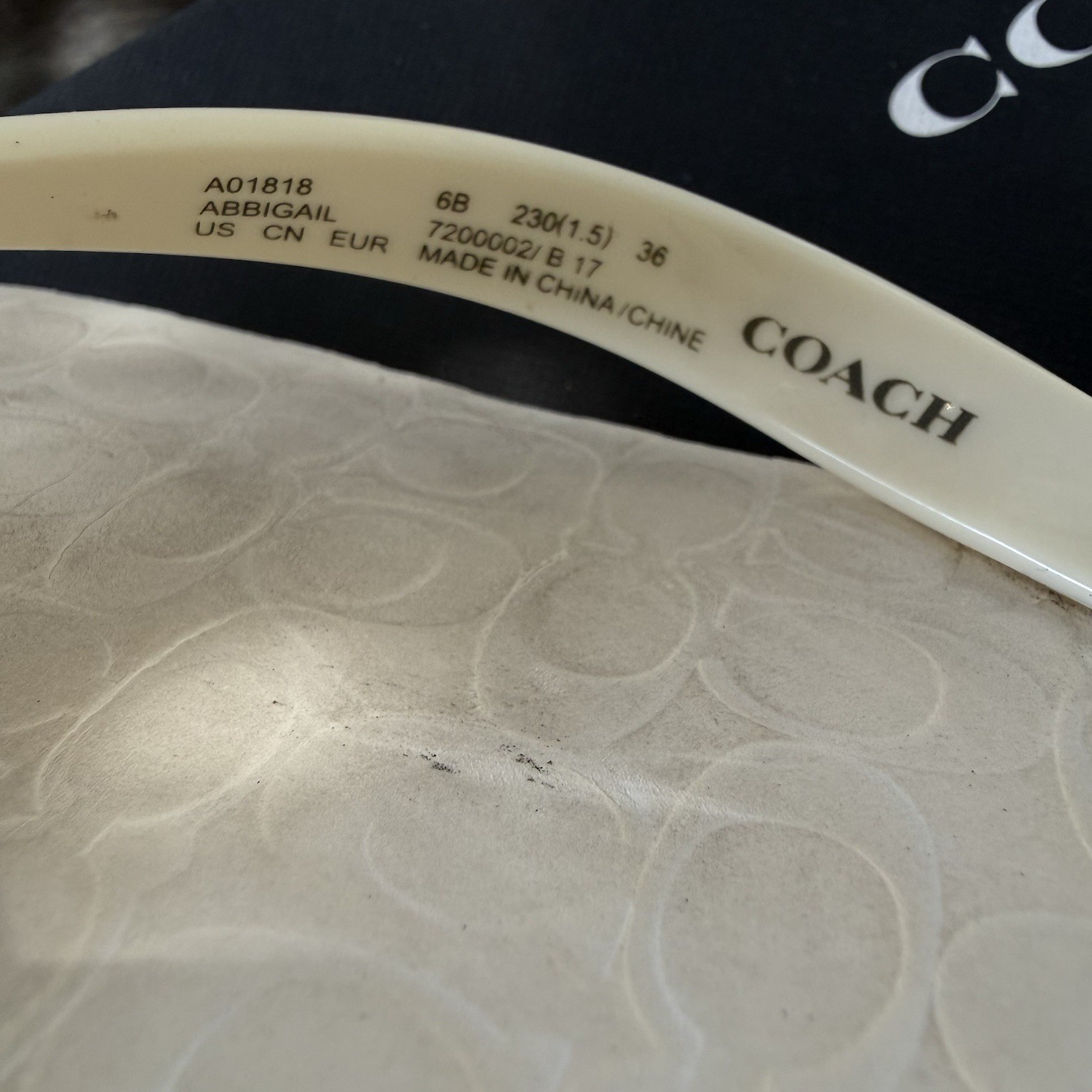 Coach Abbigail Turnlock Logo White Thong Sandals 2016 Womens Size 6 + Box