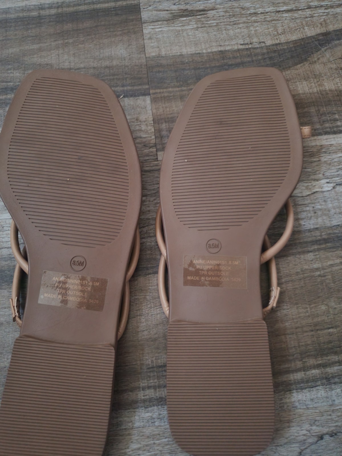 Brand New Steve Madden Women’s Tan Strappy Slip-On Sandals Ring Accent US 8.5