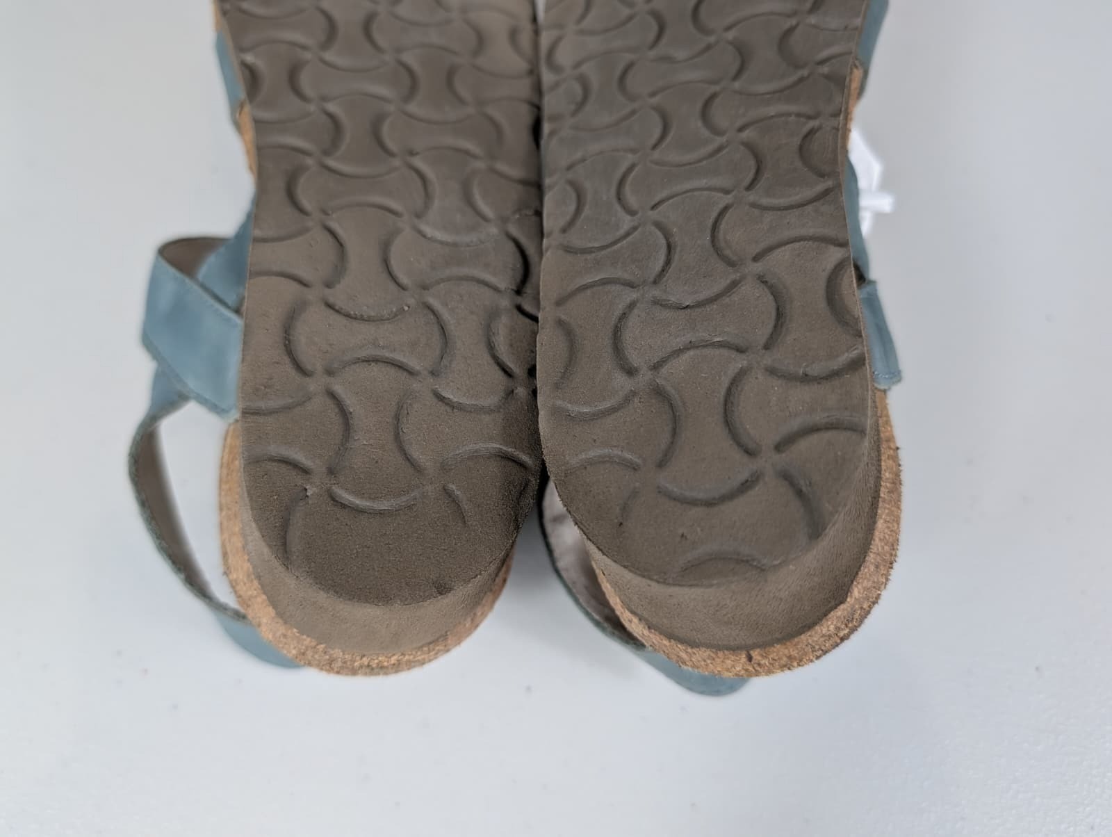 Naot Women’s Kayla green leather sandals size 8