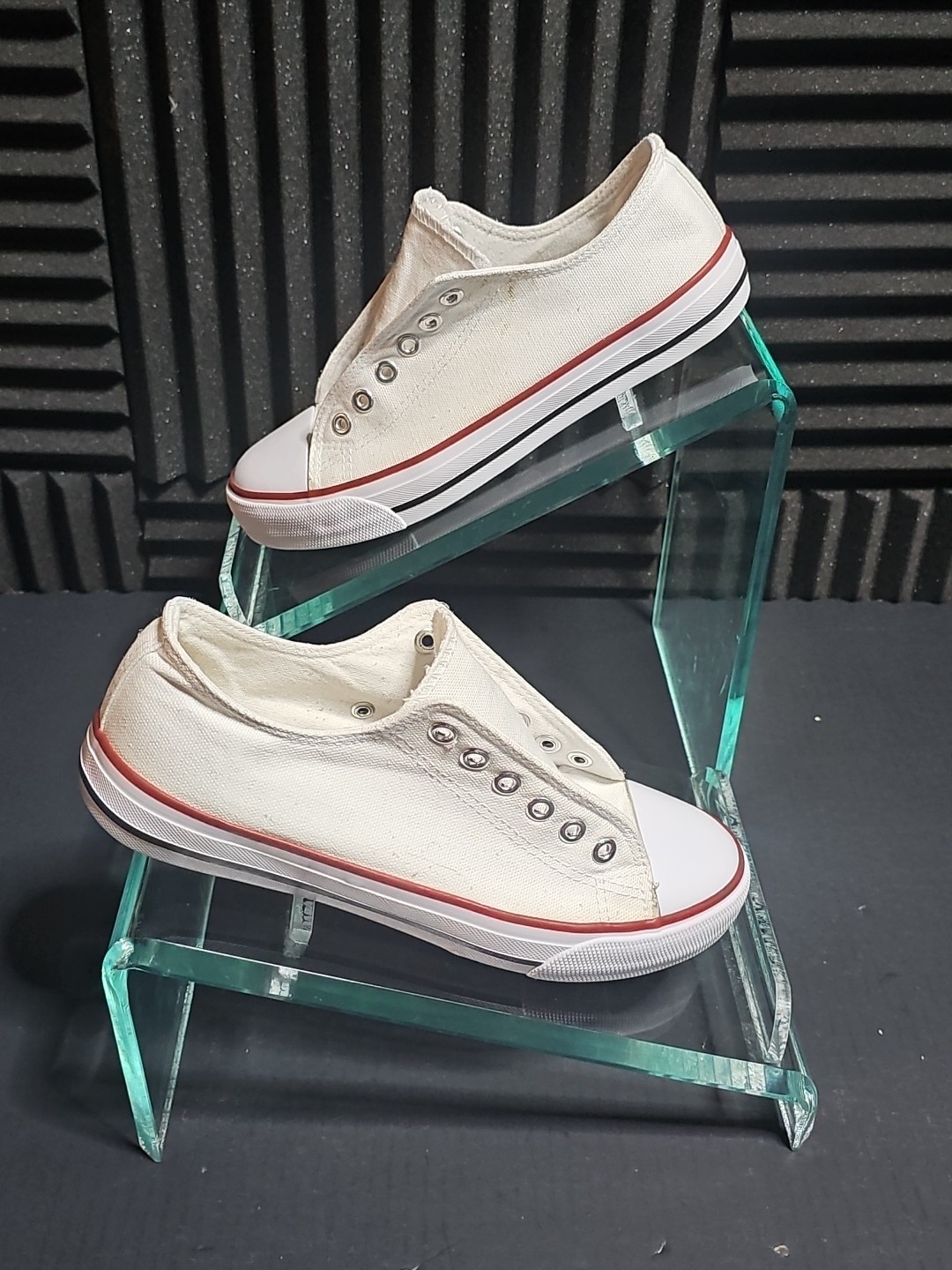 Fashion Women’s White Size 7 Sneakers. D2