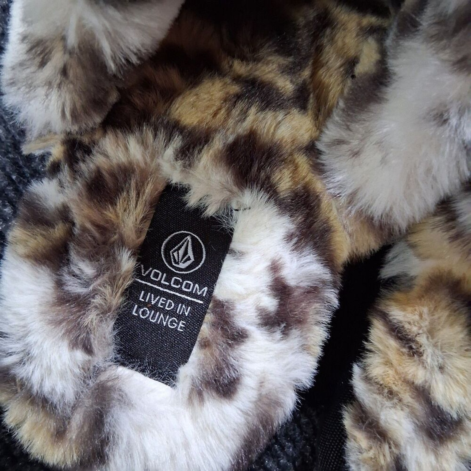 VOLCOM Lived In Lounge Leopard Cheetah Fur Slippers slide on shoes sz 8