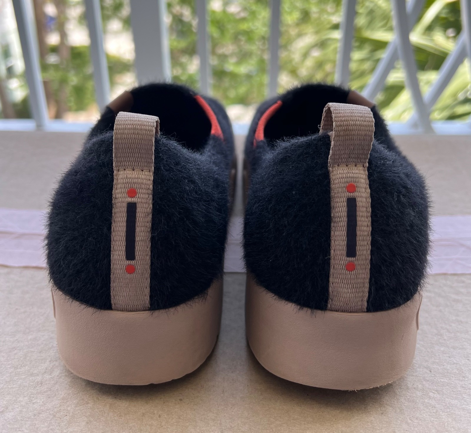 UIN Women’s Size 9.5 Art Pure Black Plush Slip-On Casual Travel Shoes Excellent