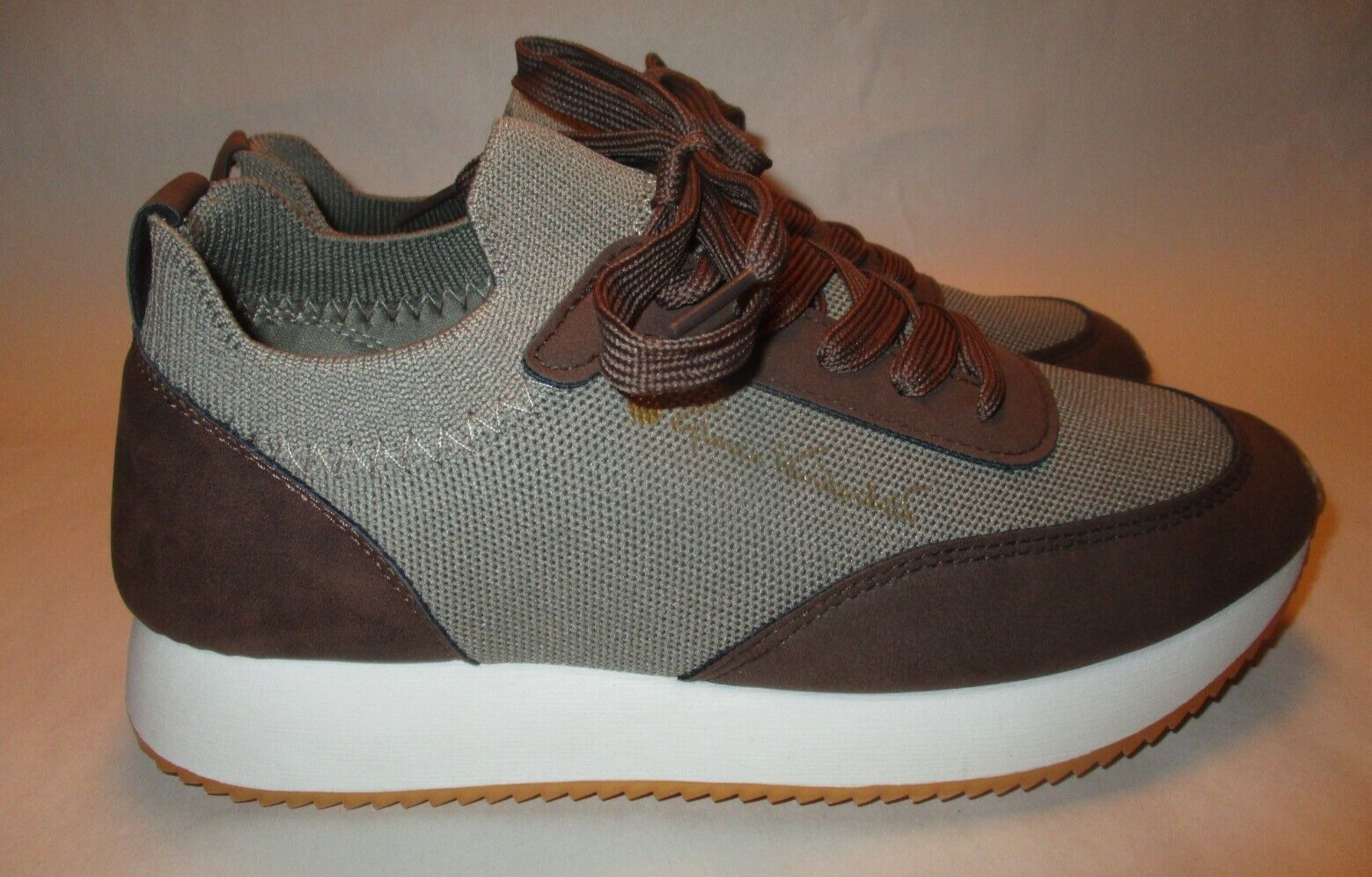 New Gloria Vanderbilt Gardner Womens 6 Tan Faux Leather/Fabric Comfort Sneakers