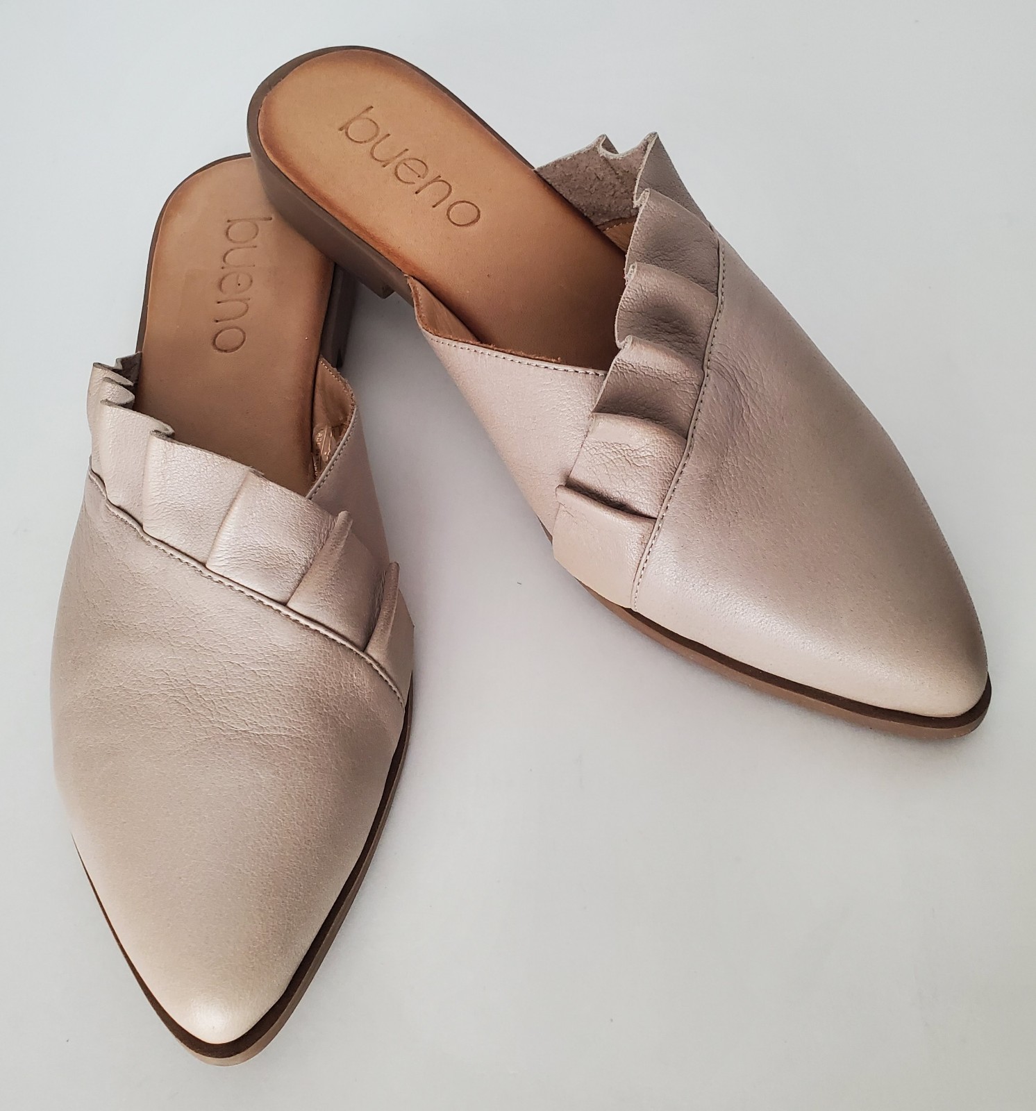 Bueno Bess Taupe Leather Ruffle Detail Pointed Toe Mule Slip On Flat 38 – 7.5/8