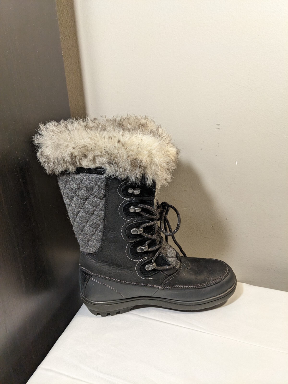Helly Hensen Winter Snow Boots – Mimatched Sized – US Womens Left 7 & Right 8