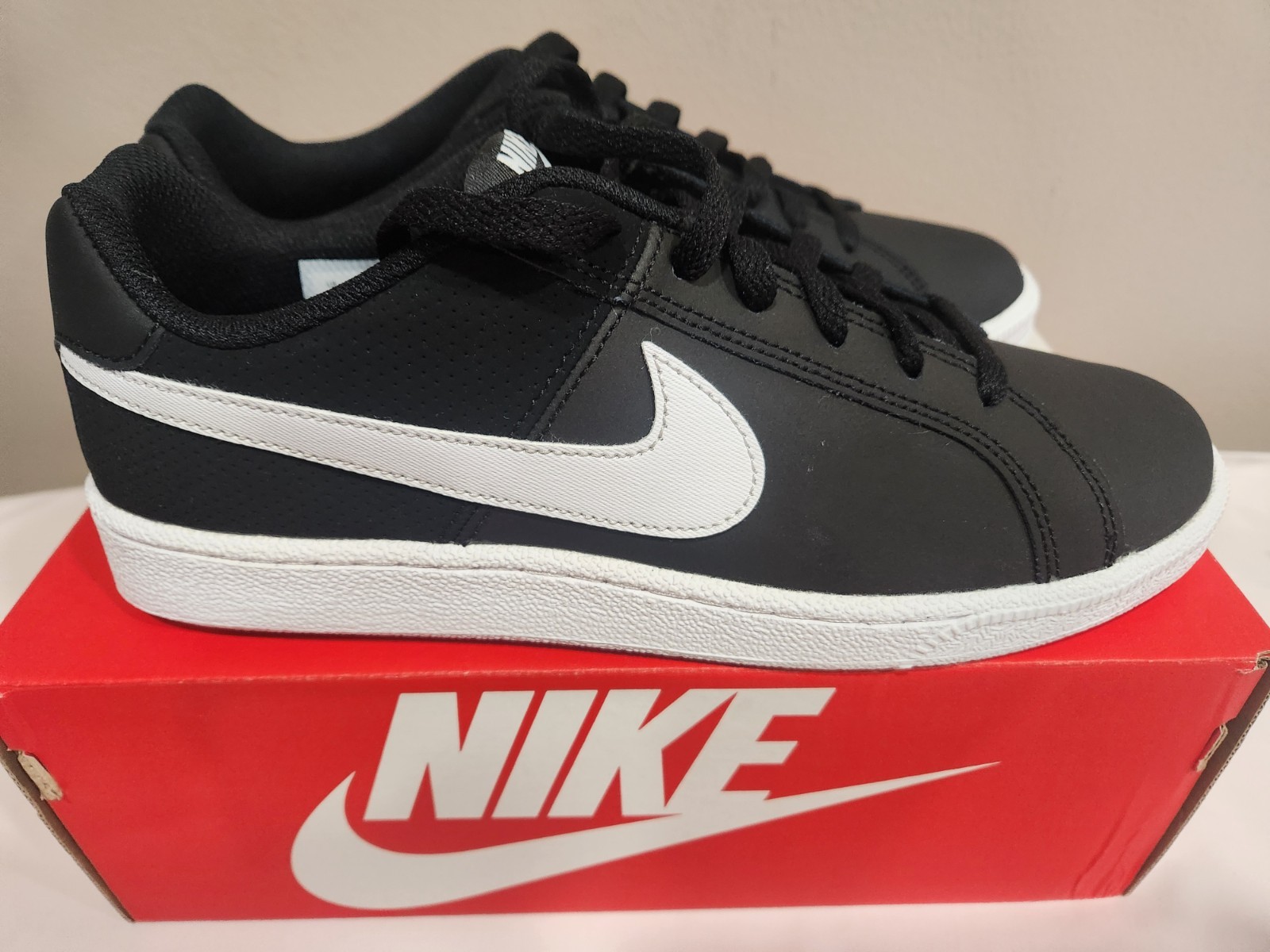 NIKE WOMEN’S COURT ROYALE BLACK WHITE NWB US W 9 749867010 INDONESIA COURT ROYAL