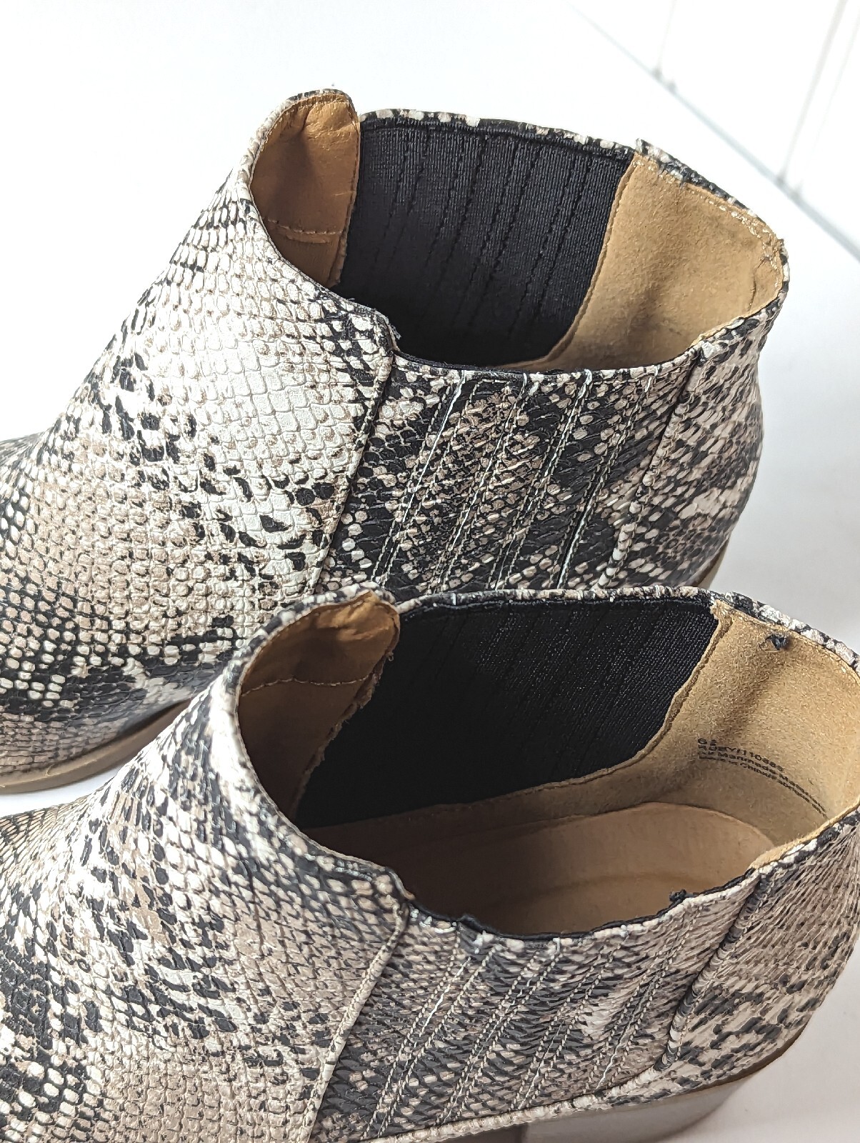 Snake Print Womens Booties Casual High Heel 3″ & Up – Size 6.5 Maurices New