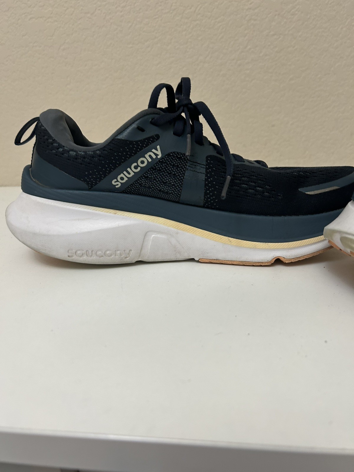 Saucony Guide 18 Women’s size 9.5 Running Shoes S10998-162 ‘navy/apricot’