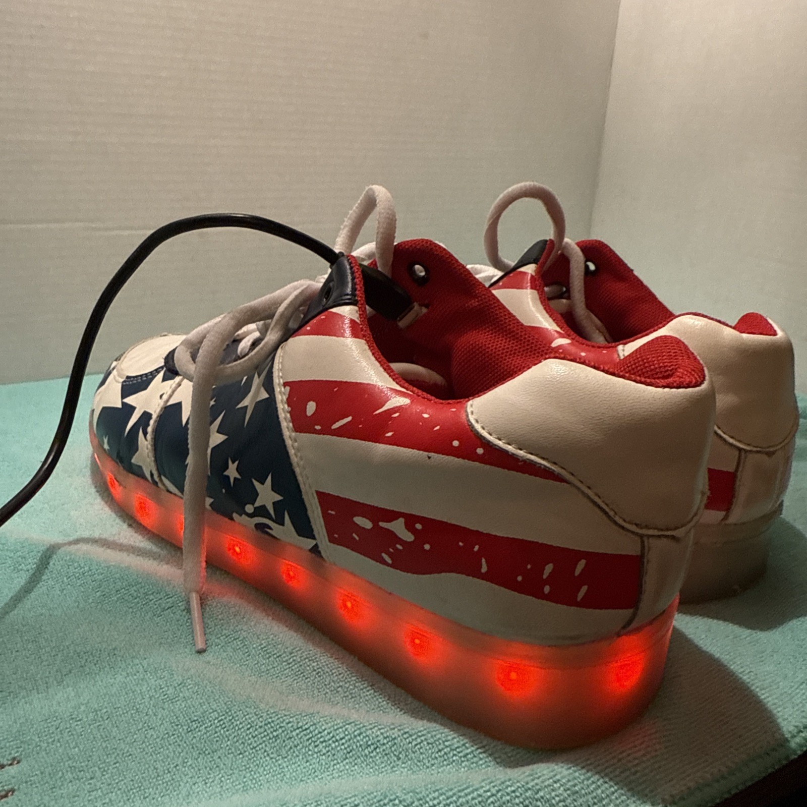 uruoi Light Up Shoes USA American Flag LED Sneakers Size 9.5 Comes w/Charger