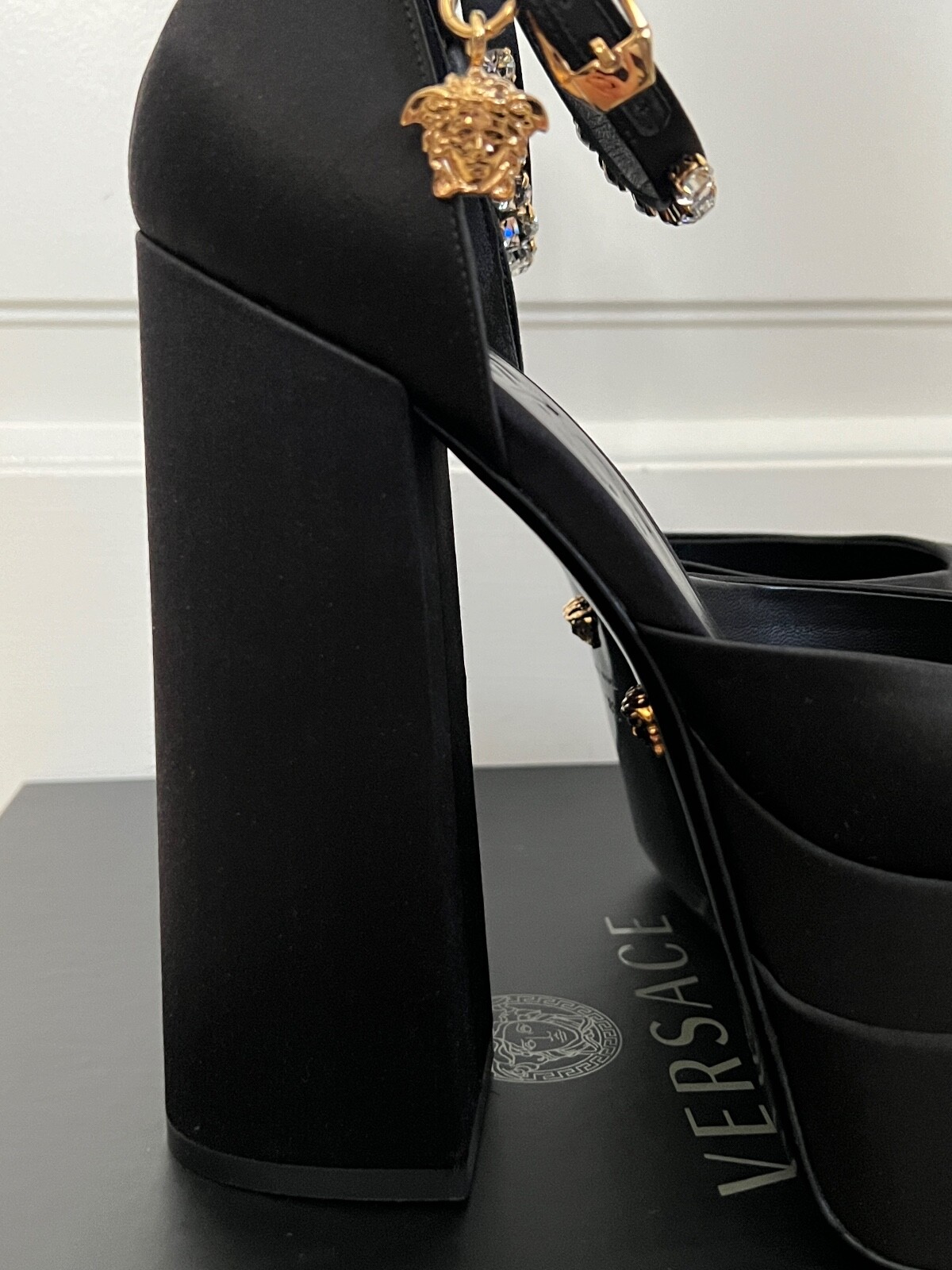 NIB Versace Medusa Aevitas Black Satin Crystal Logo Platform Pumps Sz 39.5 $1575