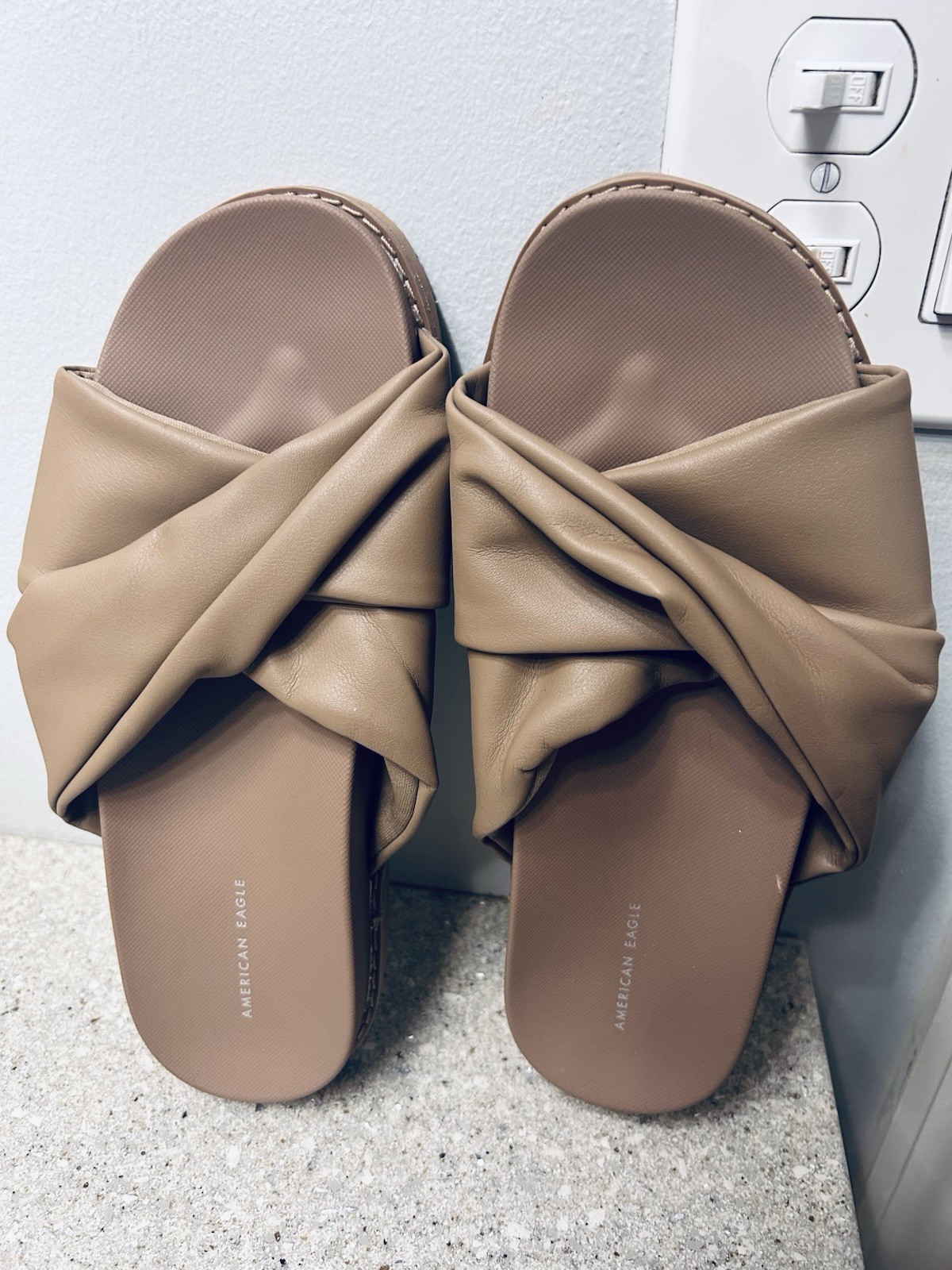 American Eagle Women’s Twist Slide Vegan Leather Sandal Beige Color Size 8 New