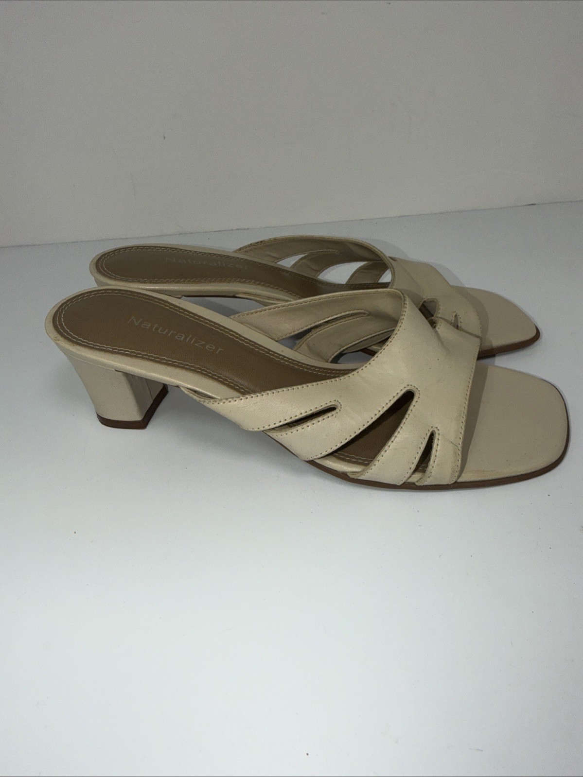 Women’s Leather Off-White Naturalizer Sandal Slip-on Pumps Sz 7.5 M 2.5” Heel