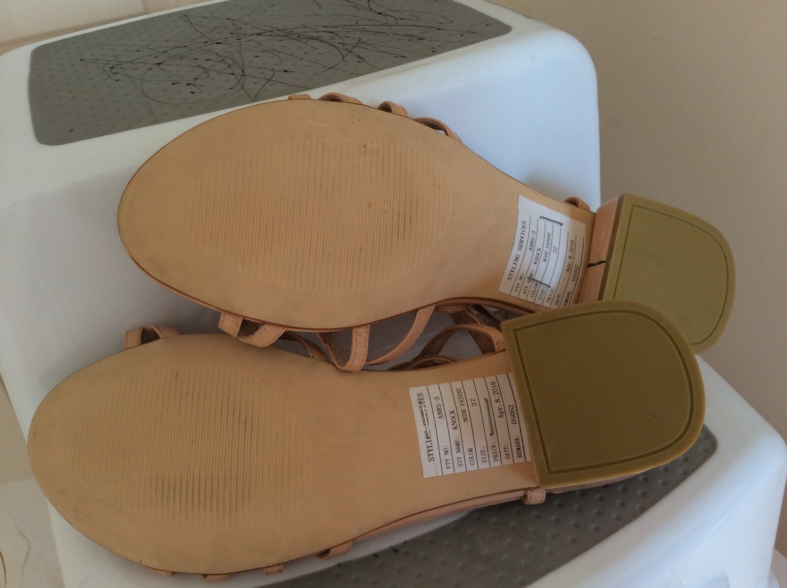 TOP END WOMEN’S DESIGNER FLAT SAMPLE SANDAL SIZE AU 6 / EU 37