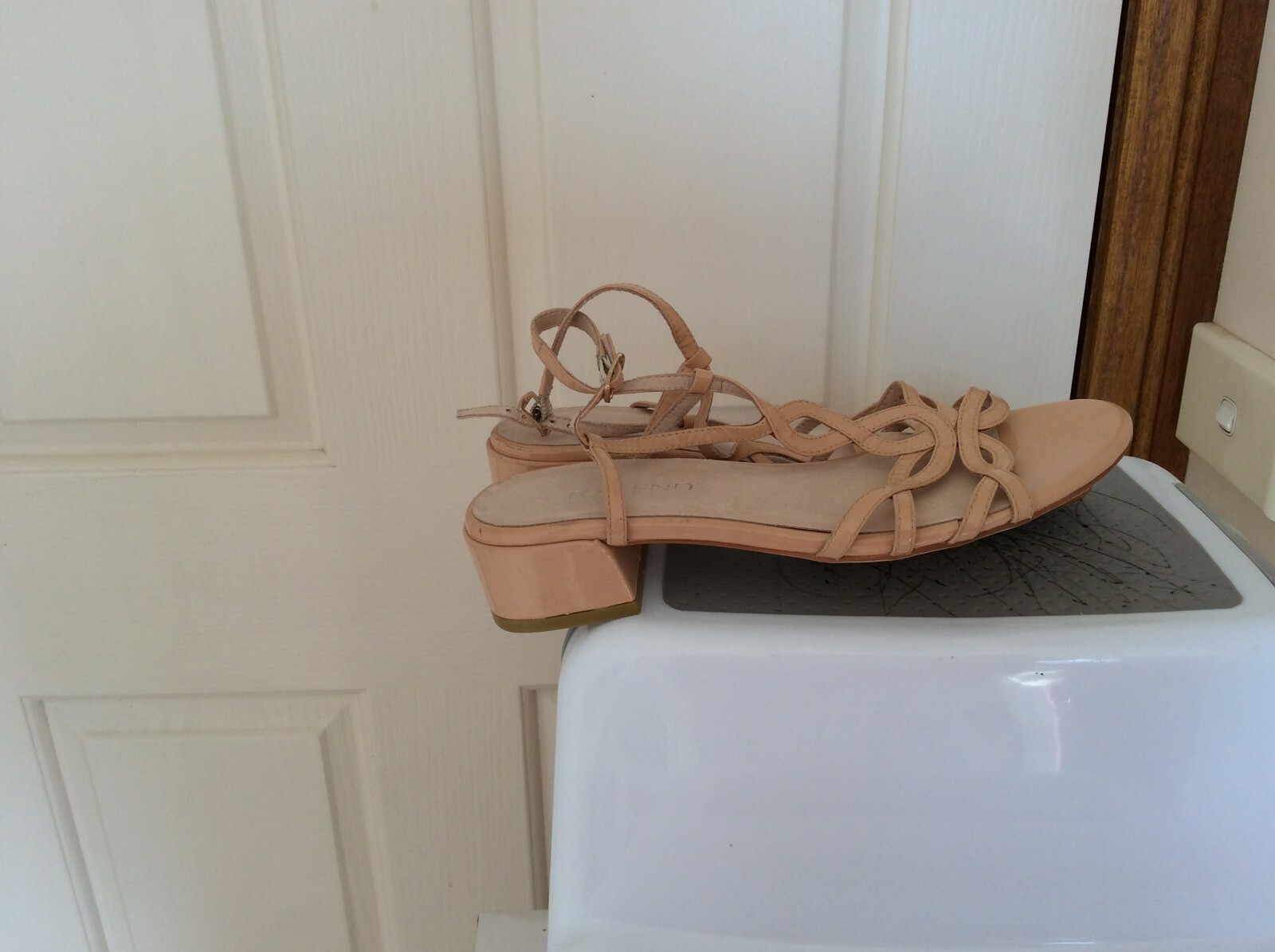 TOP END WOMEN’S DESIGNER FLAT SAMPLE SANDAL SIZE AU 6 / EU 37