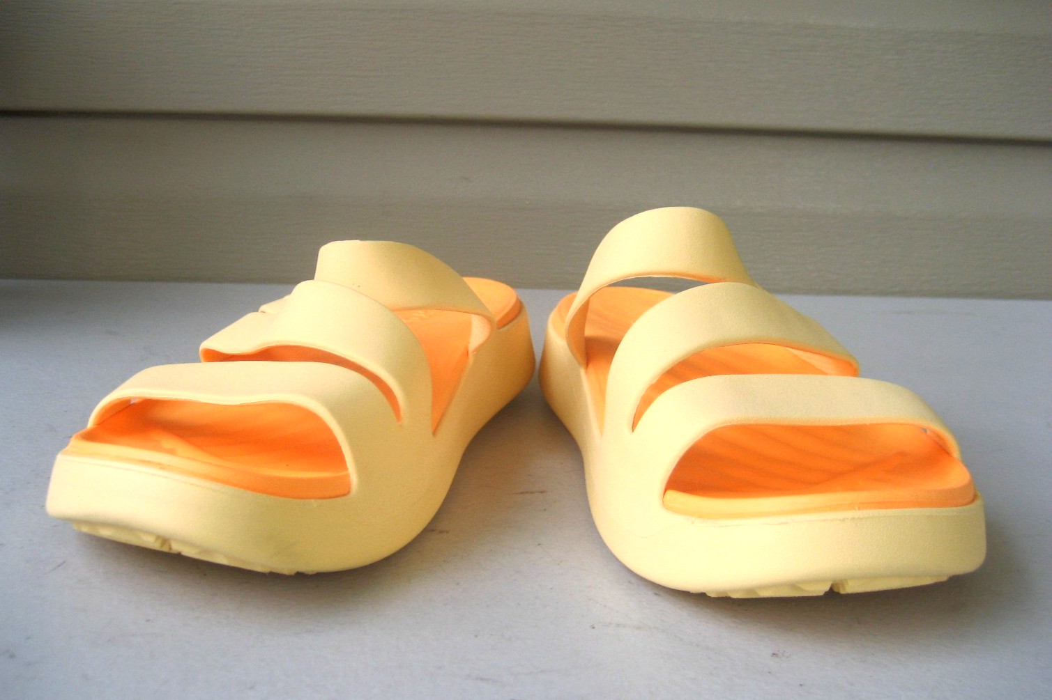 Crocs Getaway Strappy Sandals Womens Sz 9 Yellow MINT WORN 1-2 times