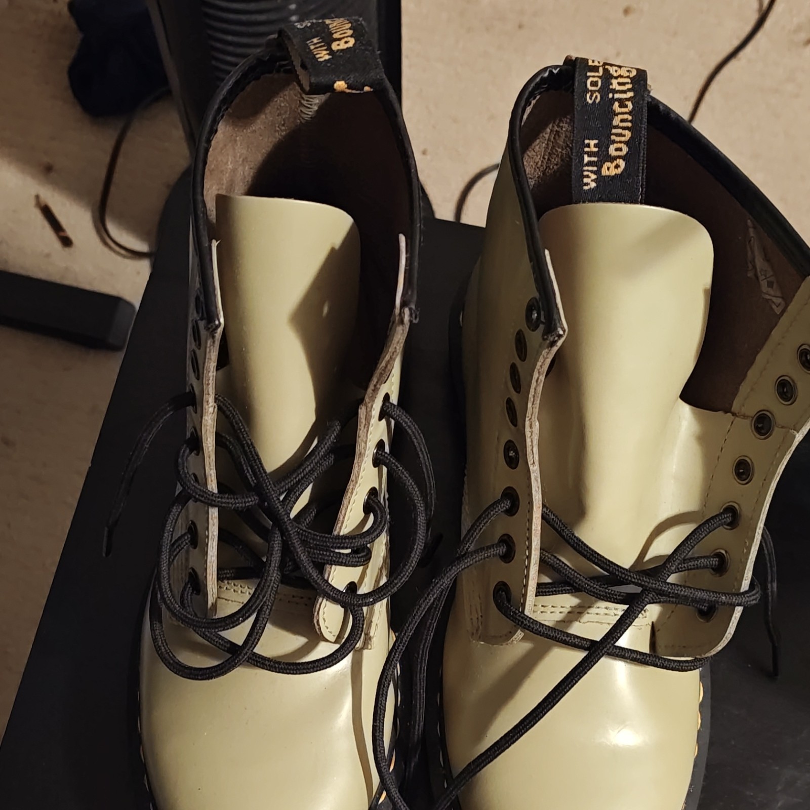 Dr. Martens 1460 Women’s Green Leather Combat Ankle Boots Lace-Up Non-Slip 8