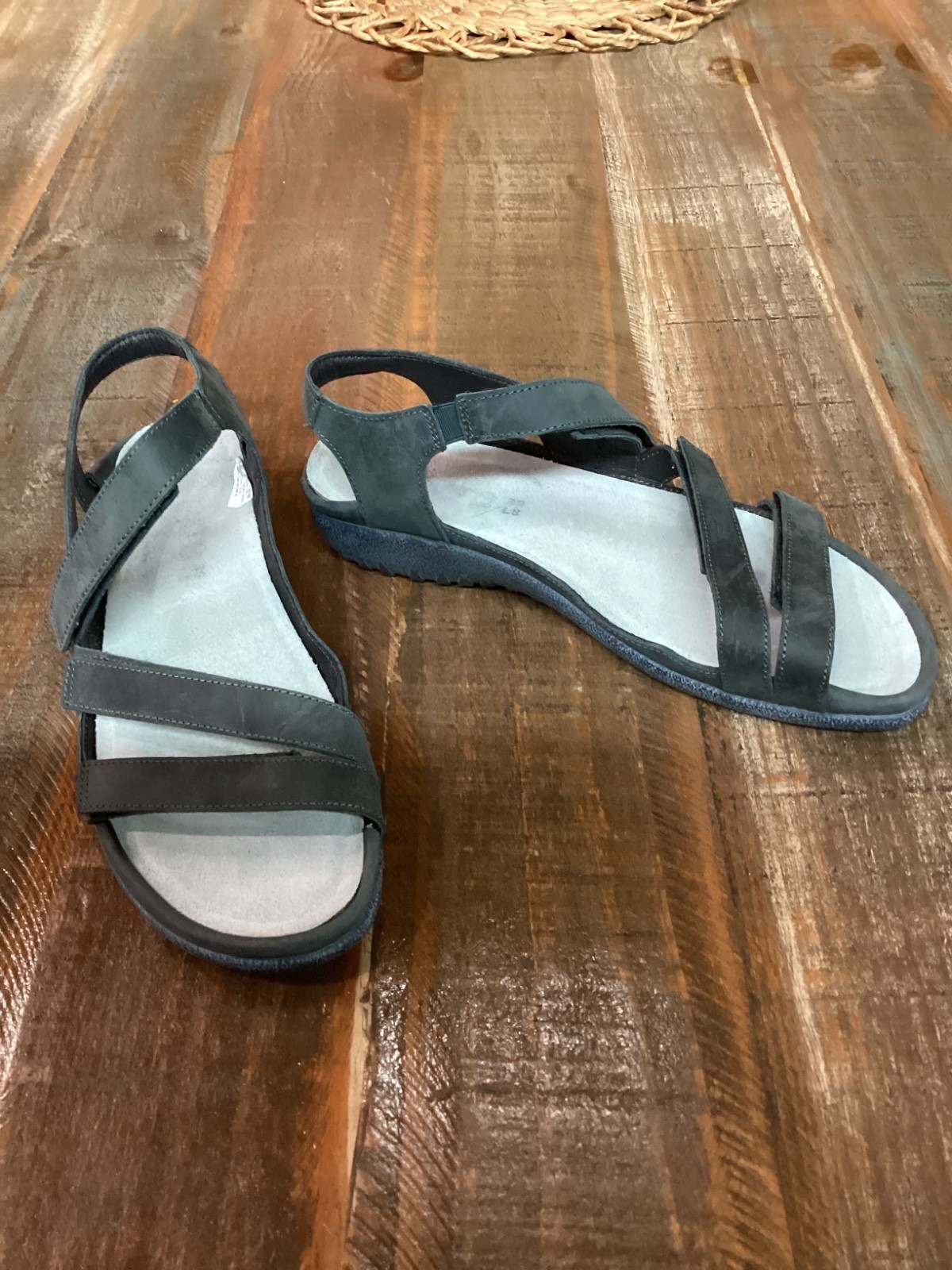 New Naot Women’s Whetu gray nubuck leather strappy sandals flats sz 39/8.5-9