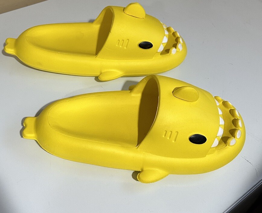 Shark Slippers Sandals Flip-Flops * YELLOW *US 9-1/2 ( 42/ 43 ) Unisex *NEW