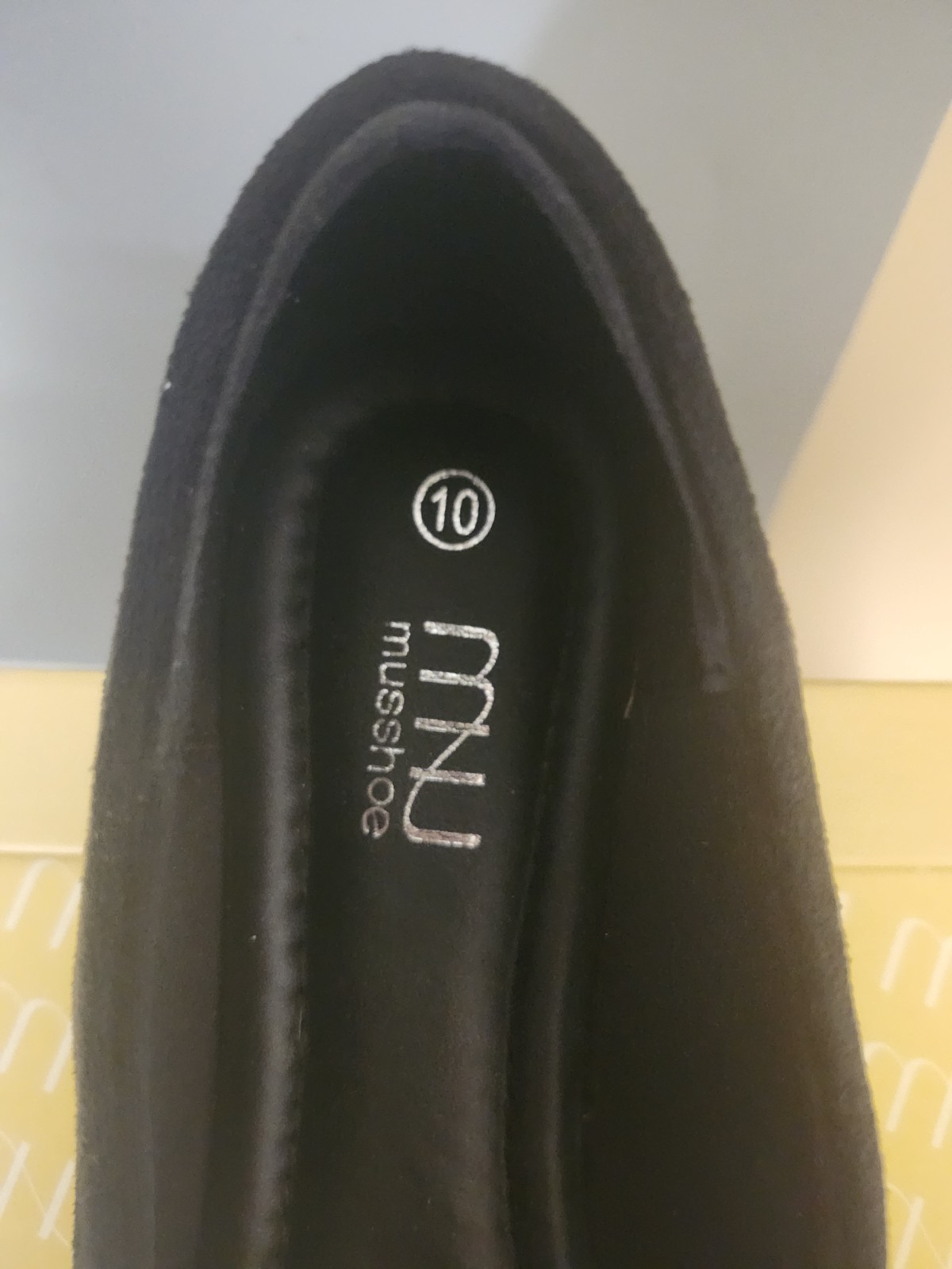 Musshoe WOMEN’S SIZE 10 black faux suede loafers a gold chain pointed-toe shoes.