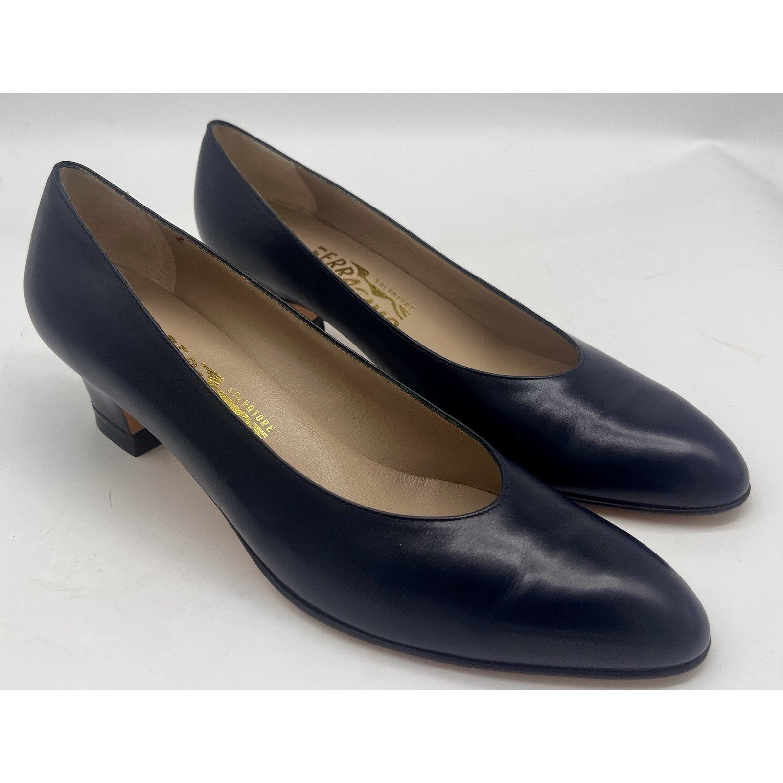 Vintage Salvatore Ferragamo Navy Leather Pumps Low Heel Size 8.5 AAA Made Italy