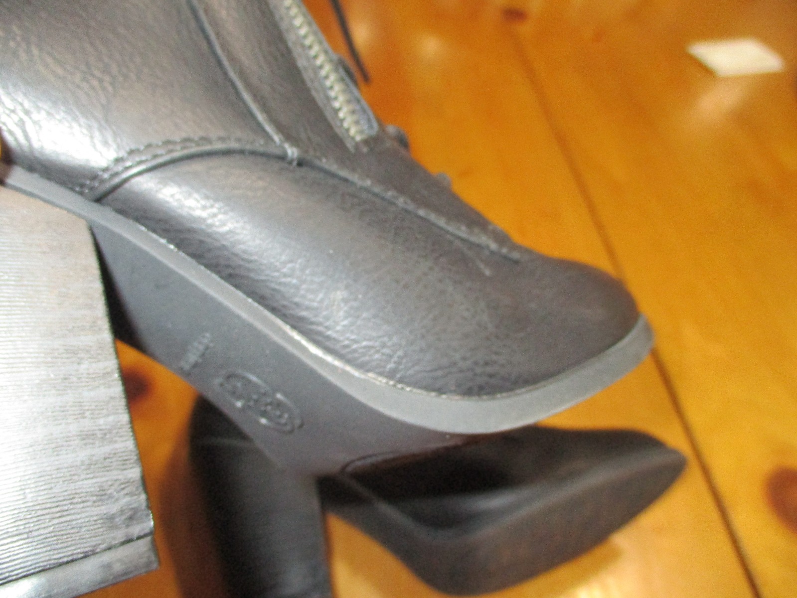Daisy Fuentes Calida Black PU 3.5in Block Heel Zip Ankle Booties womens size 7M