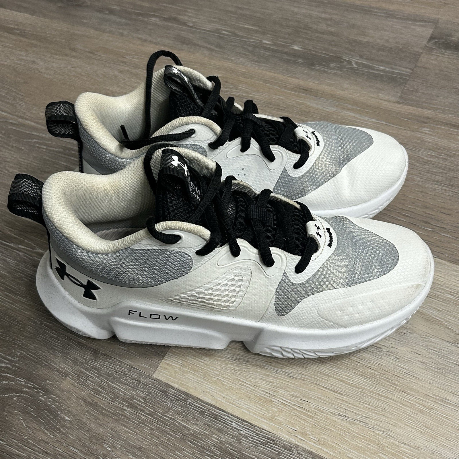 Under Armour Flow Breakthru 3 Style# 3025603-100 Size 7.5 White/Black