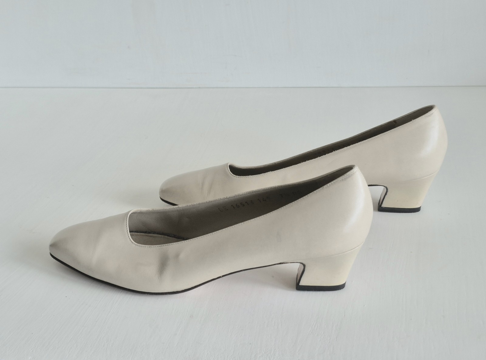 SALVATORE FERRAGAMO Italy Classic Ivory Leather Almond Toe Pumps SZ 7.5 /EU 38