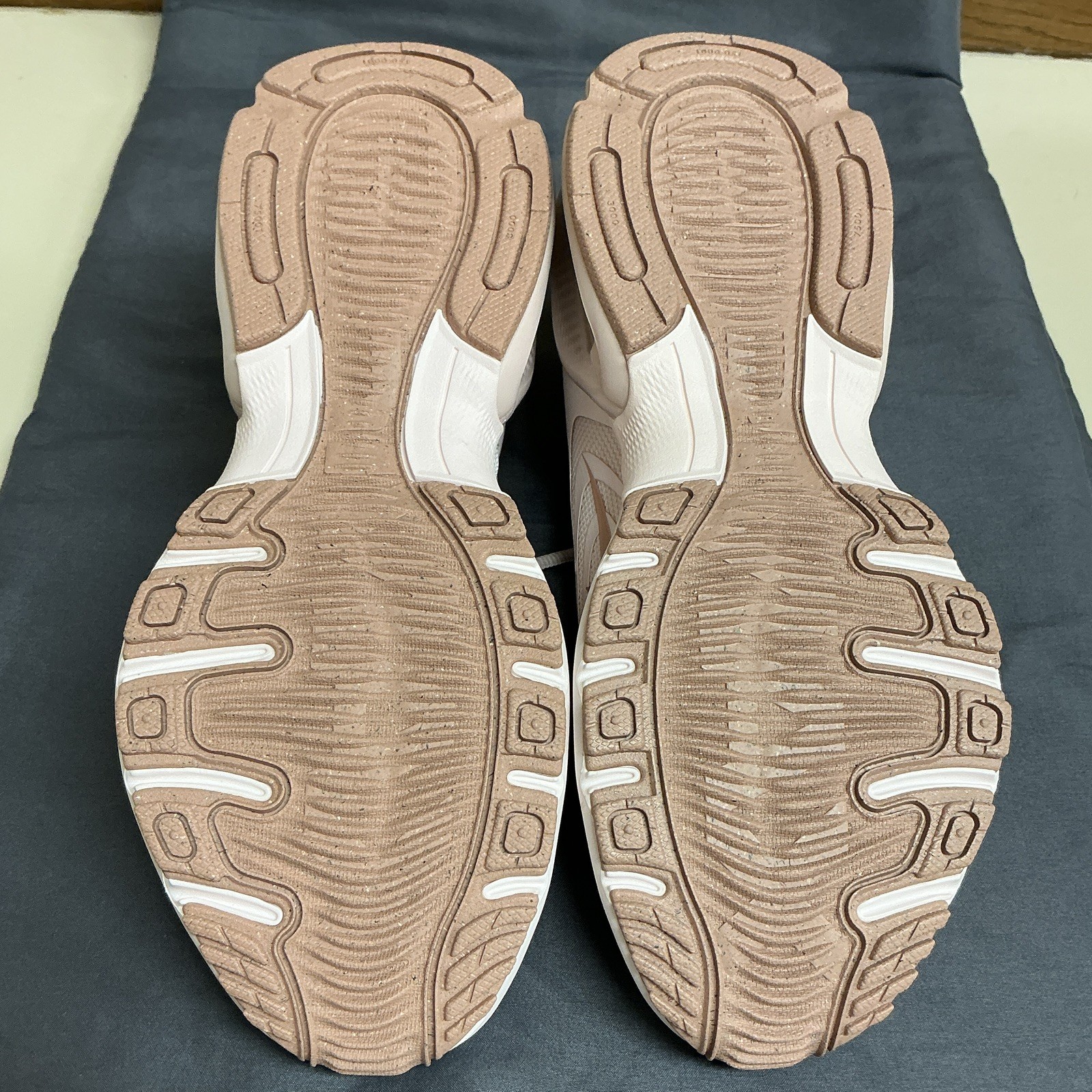Women’s NIKE Air Max Low Top Beige Lace-Up Solid Athletic Sneakers (New w/o box)