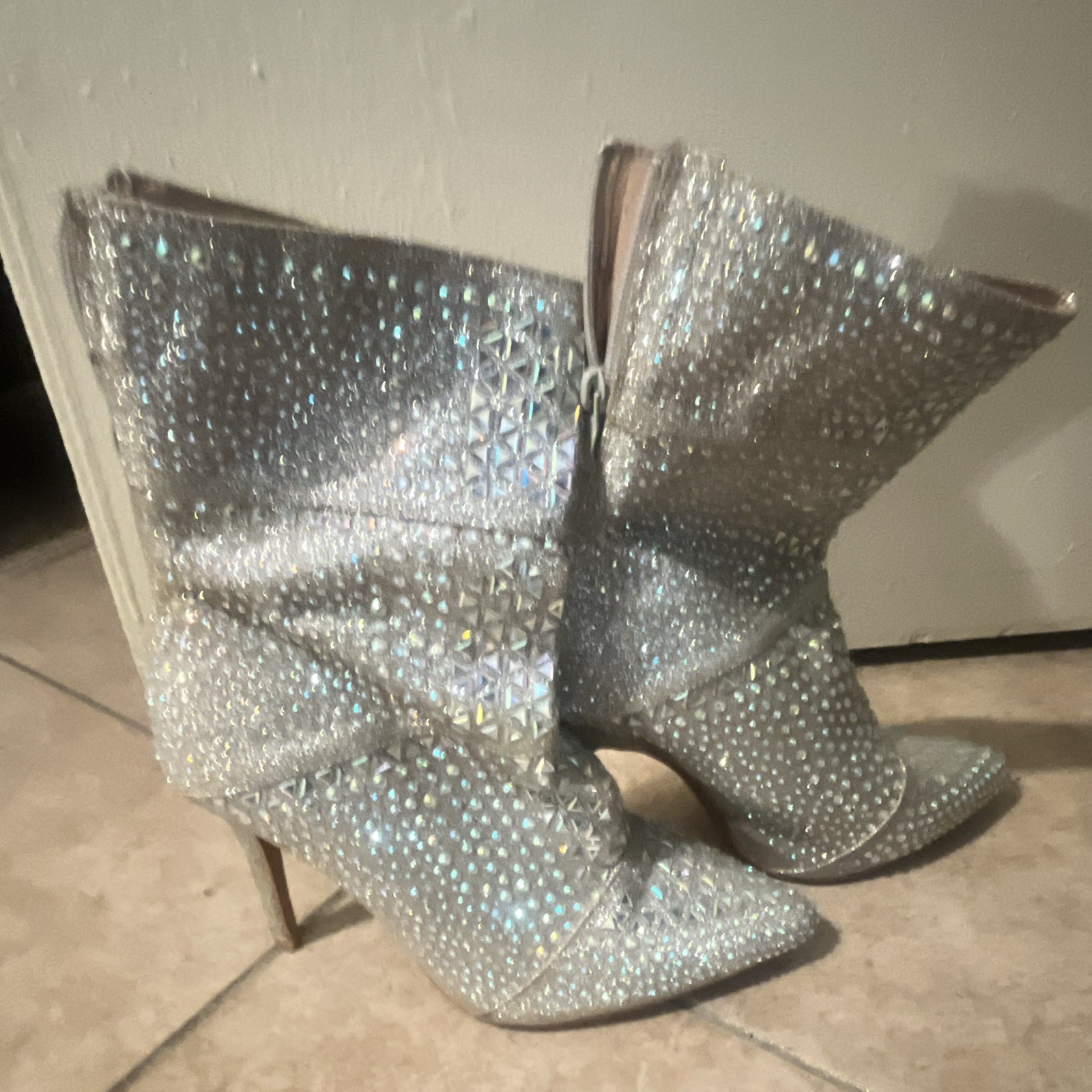 Women’s Silver Rhinestone Pointed Toe Ankle Bootie Zip, Size 9 Plastic