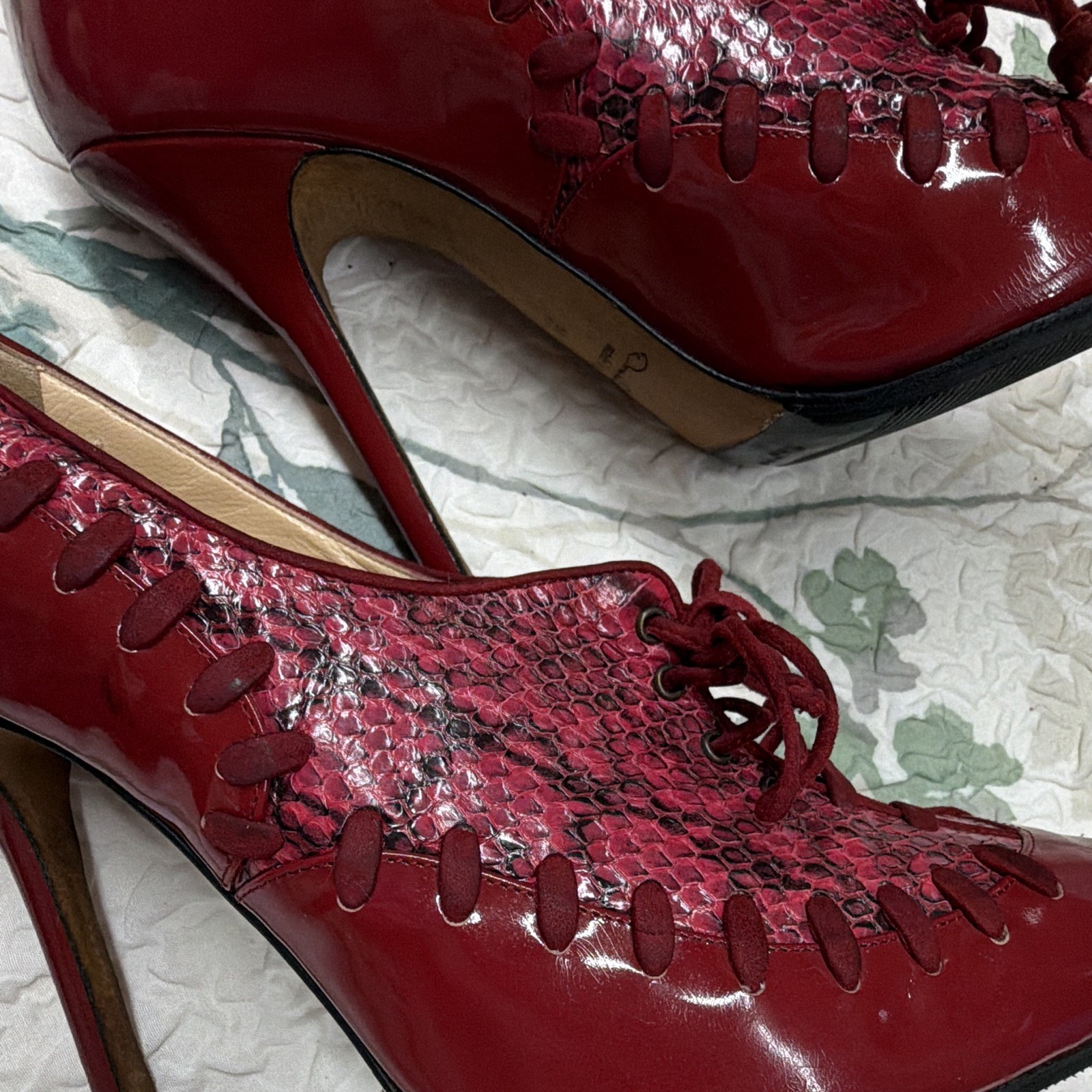 Oscar de la Renta Red Patent Leather Python Print Lace-Up Pumps EU 39 US8.5