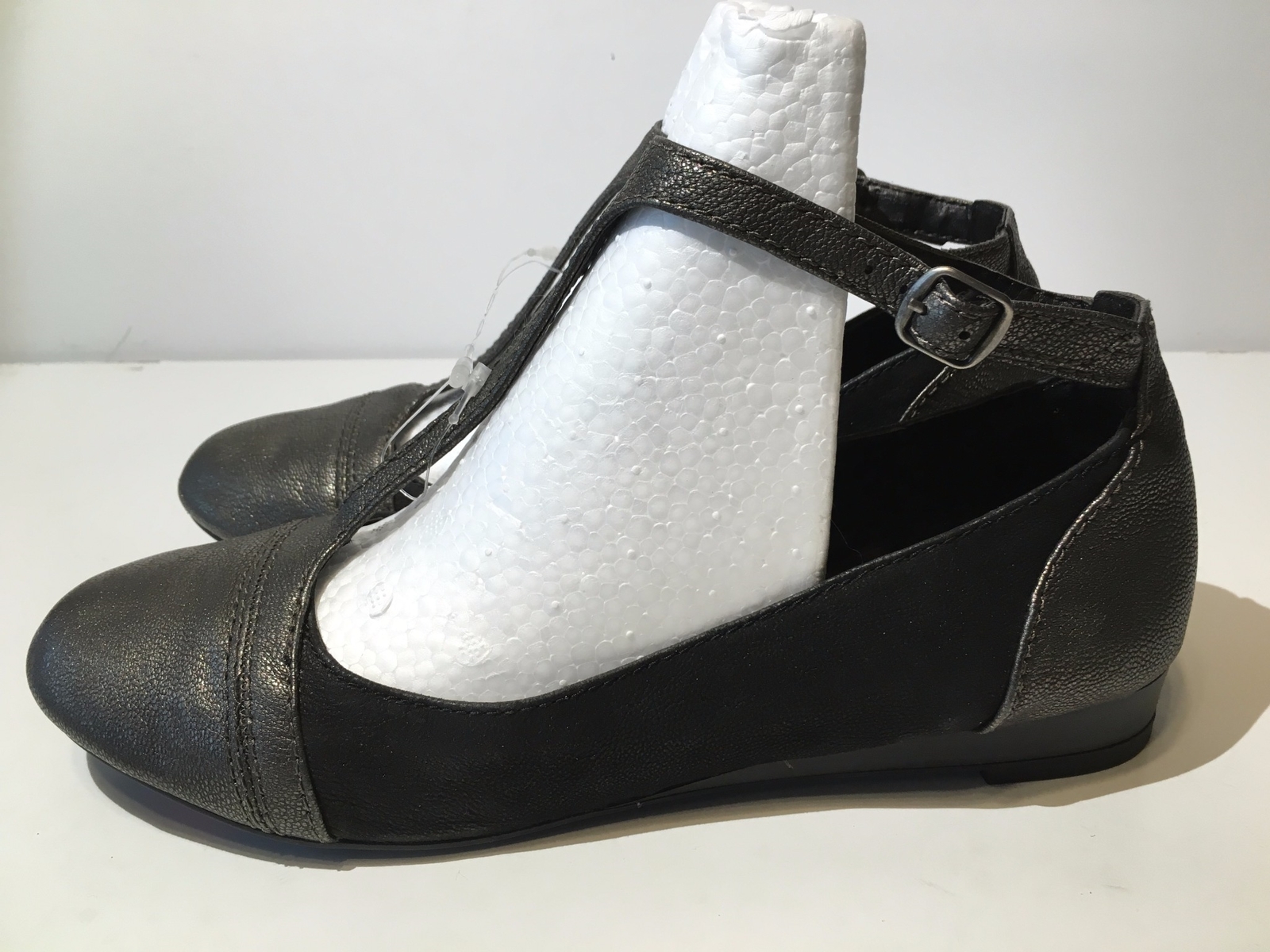 Lucky Brand Women’s Fintleyy T-Strap Ballet Flat «Mismatched» Left 8,Right 7