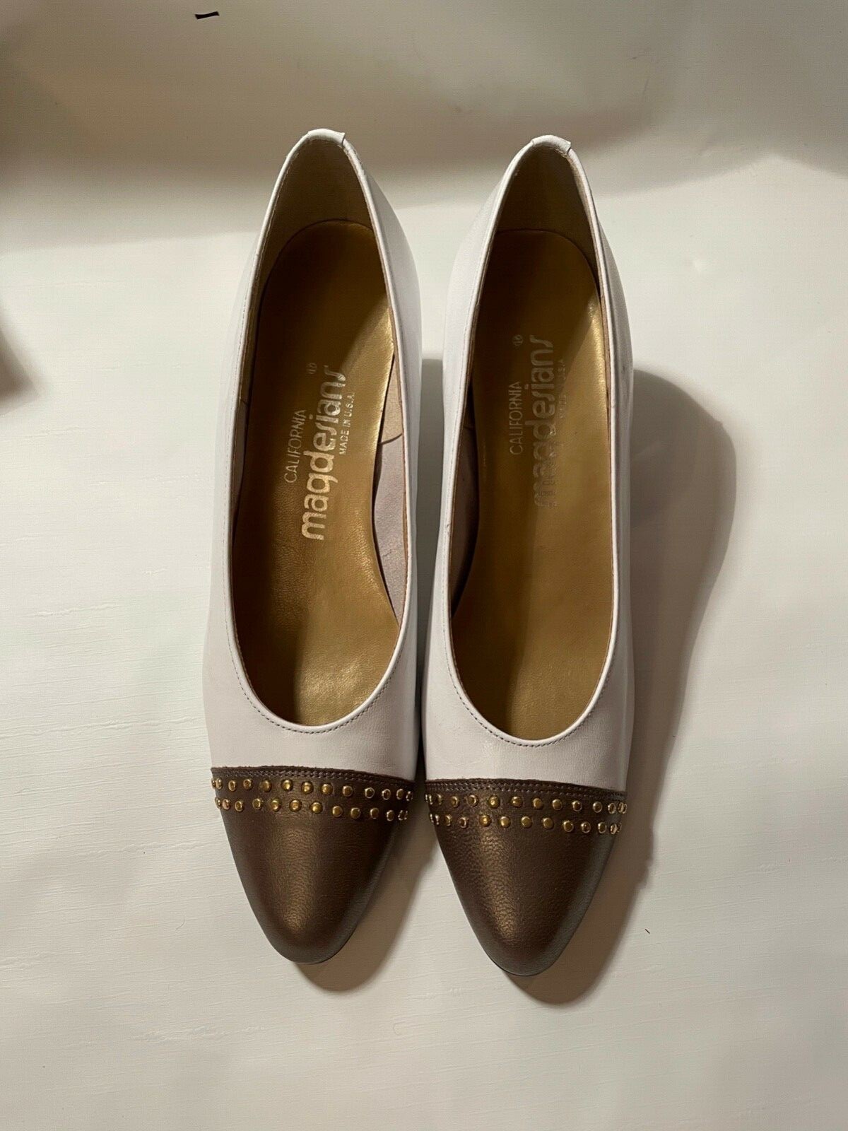 CALIFORNIA MAGDESIANS WHITE LEATHER and BROWN PUMPS GOLD STUDDED HEELS 8.5 N