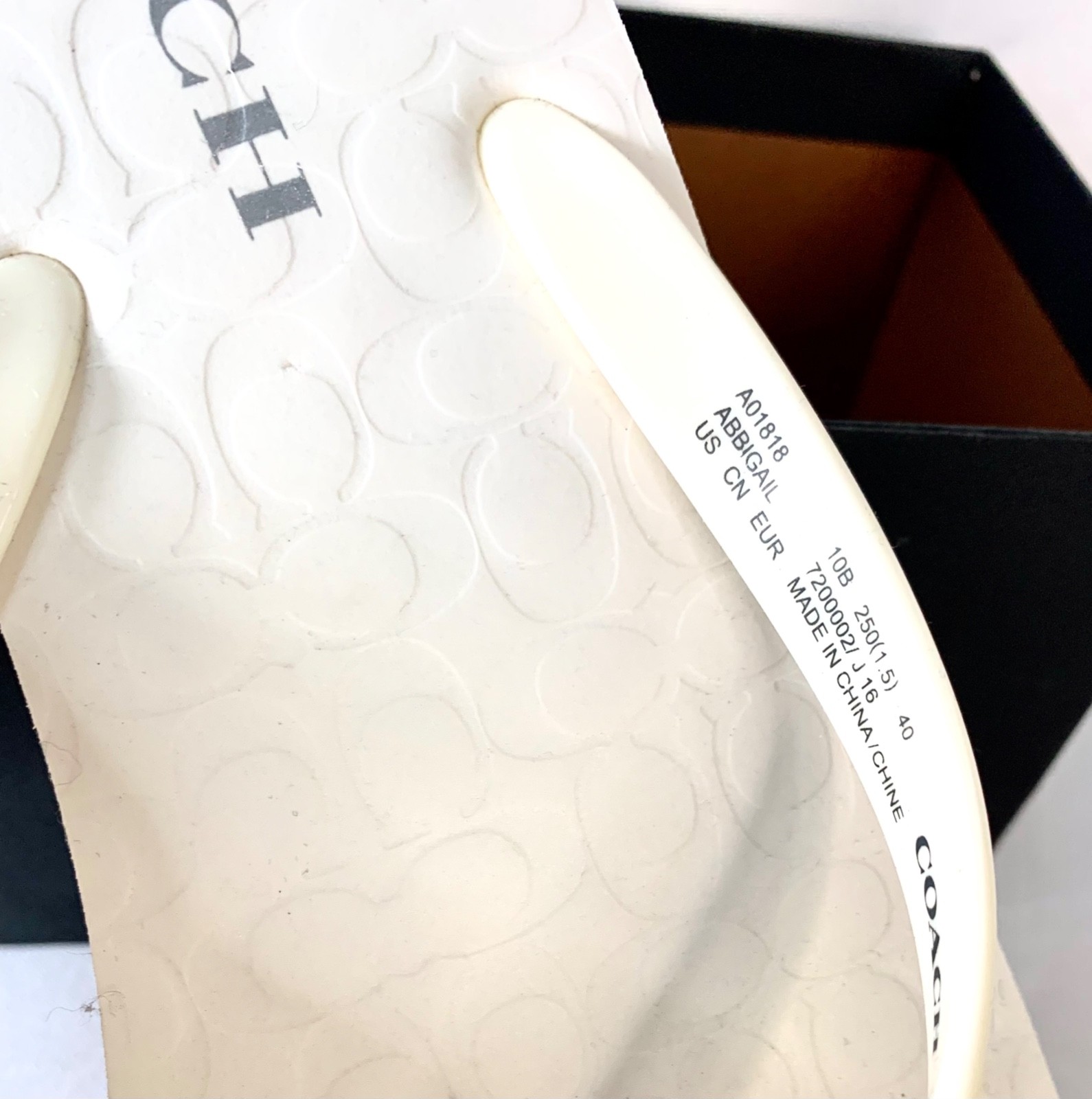 COACH Classic Flip Flop Abbigail Turnlock Logo Thong Sandals White Womens SZ 10